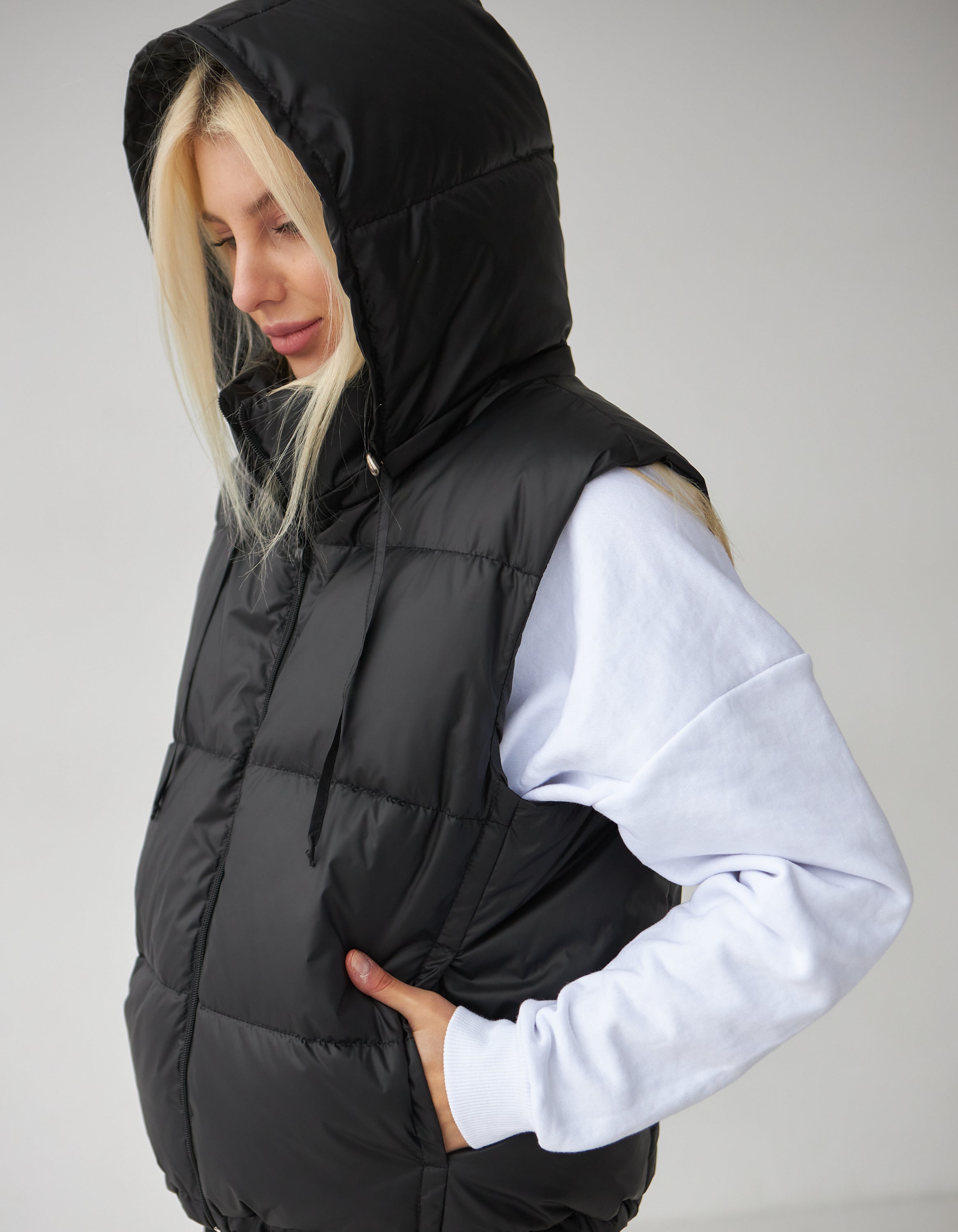 Короткий жилет з відстібним капюшоном - Wear Me