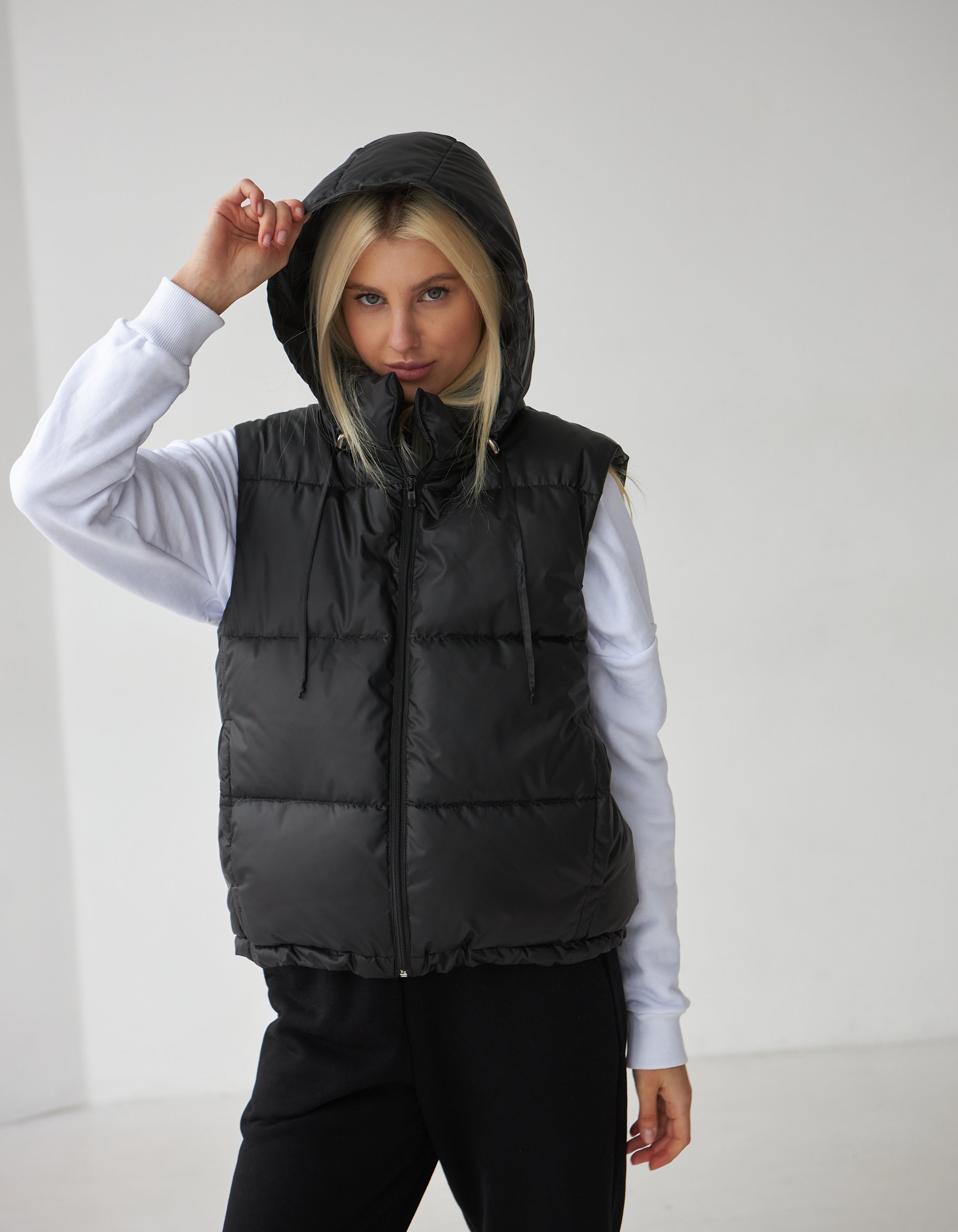 Короткий жилет з відстібним капюшоном - Wear Me
