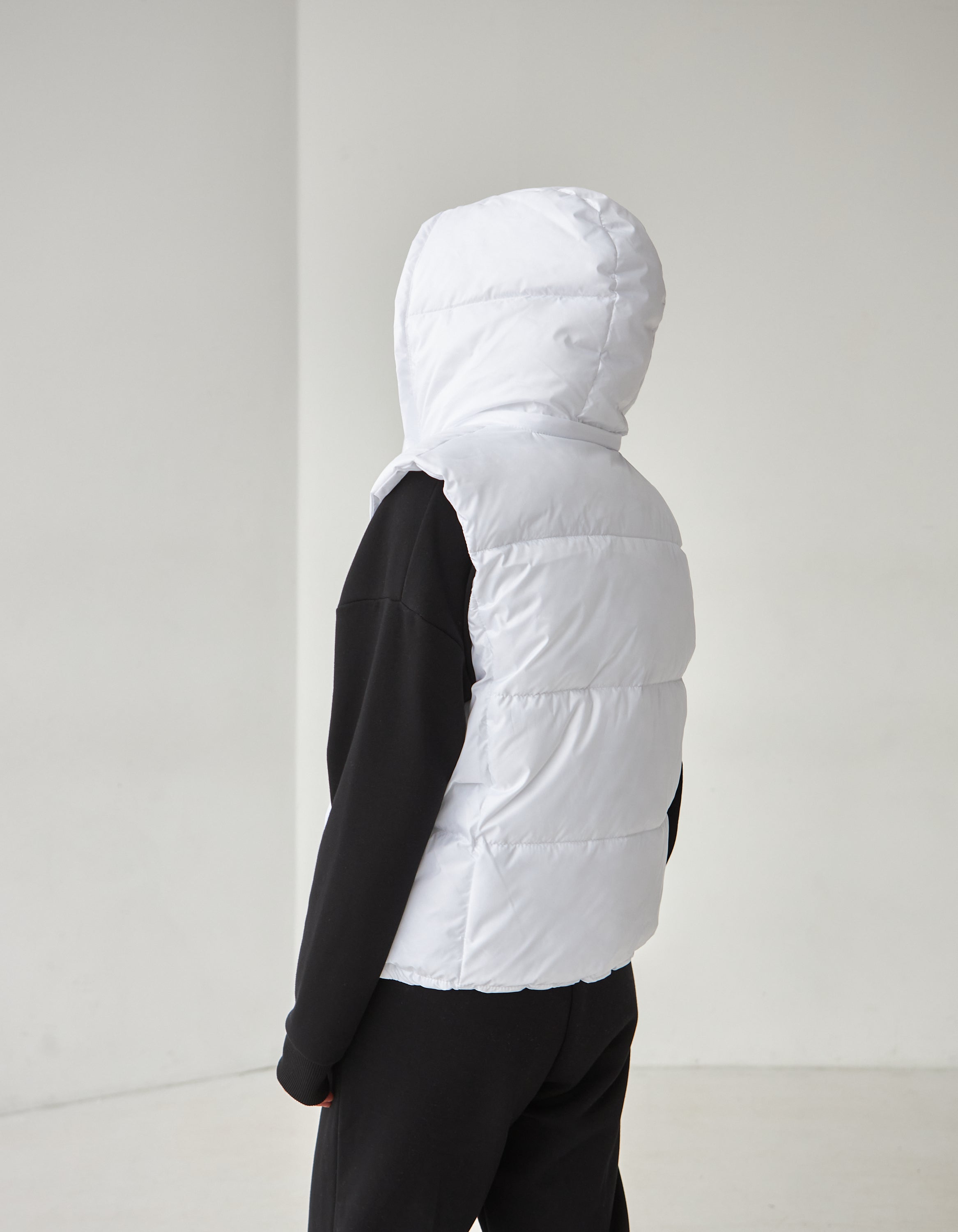 Короткий жилет з відстібним капюшоном - Wear Me