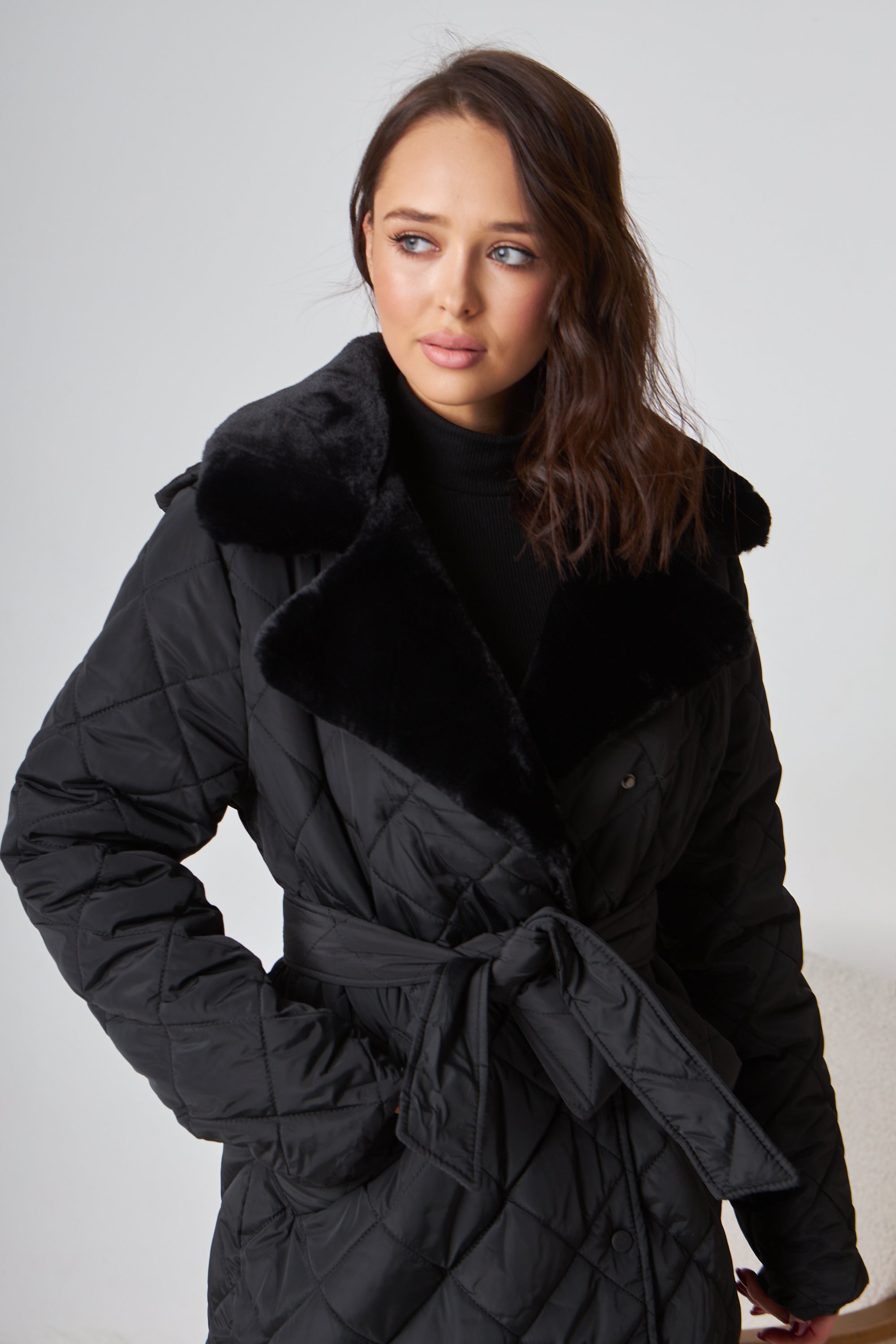 Пальто з коміром із хутра, капюшоном та поясом - Wear Me