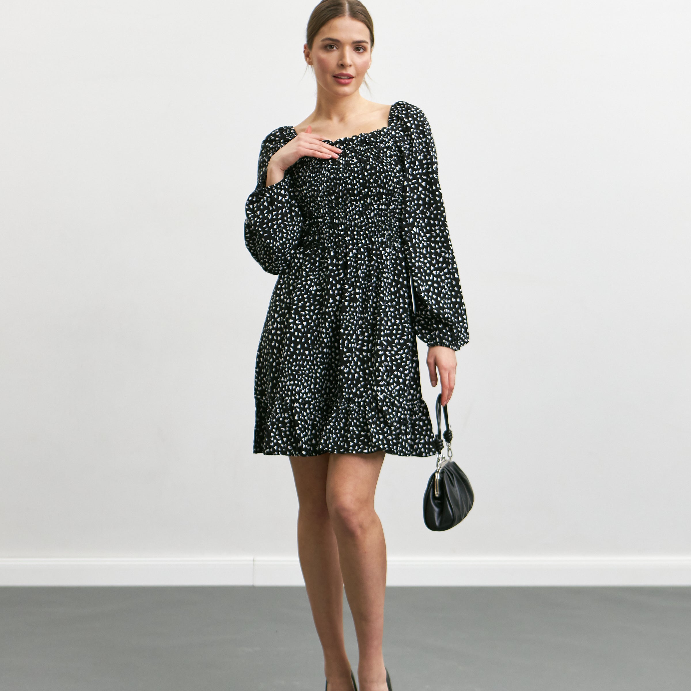 Сукня з відкритими плечима і оборкою внизу - Wear Me