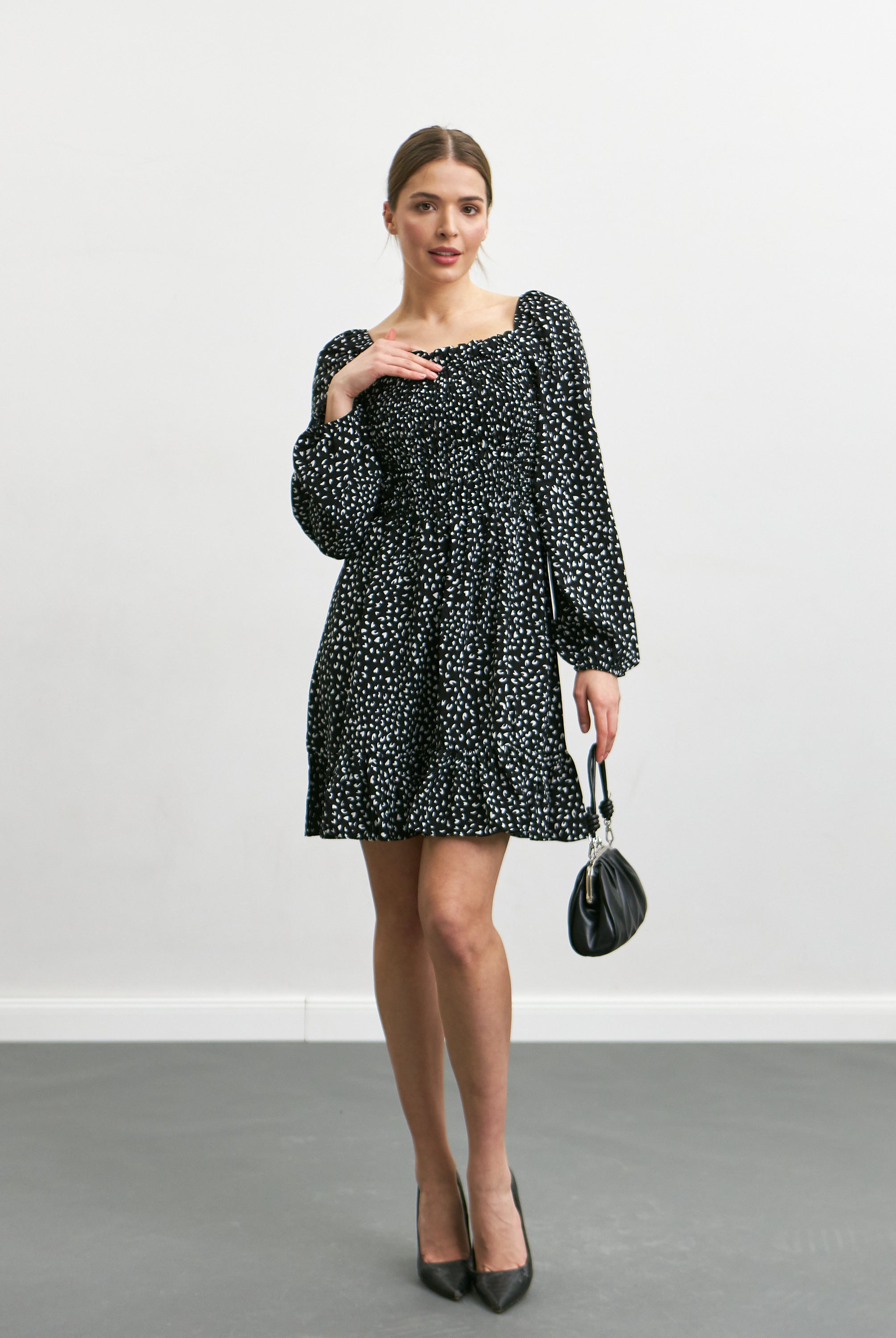 Сукня з відкритими плечима і оборкою внизу - Wear Me