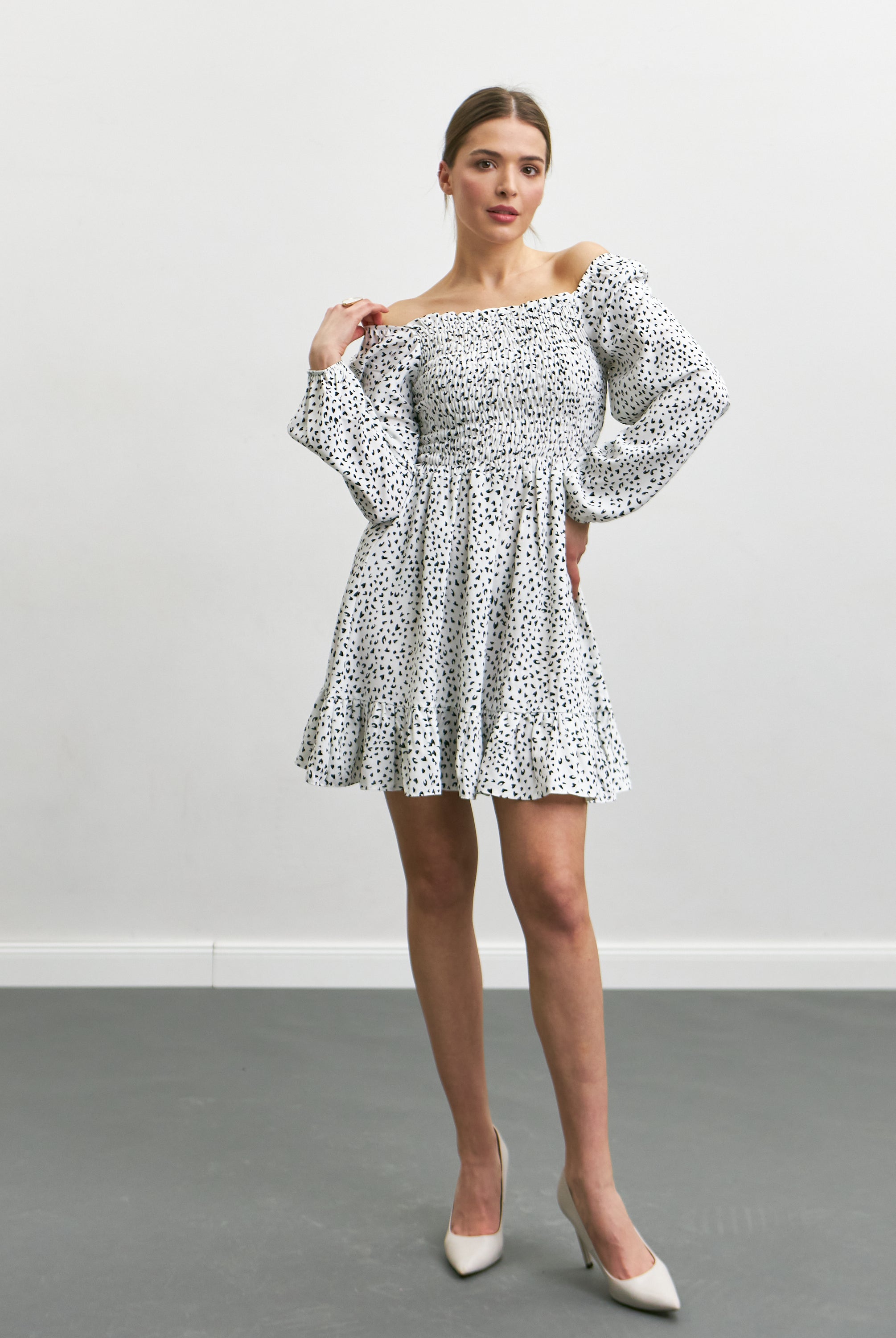 Сукня з відкритими плечима і оборкою внизу - Wear Me