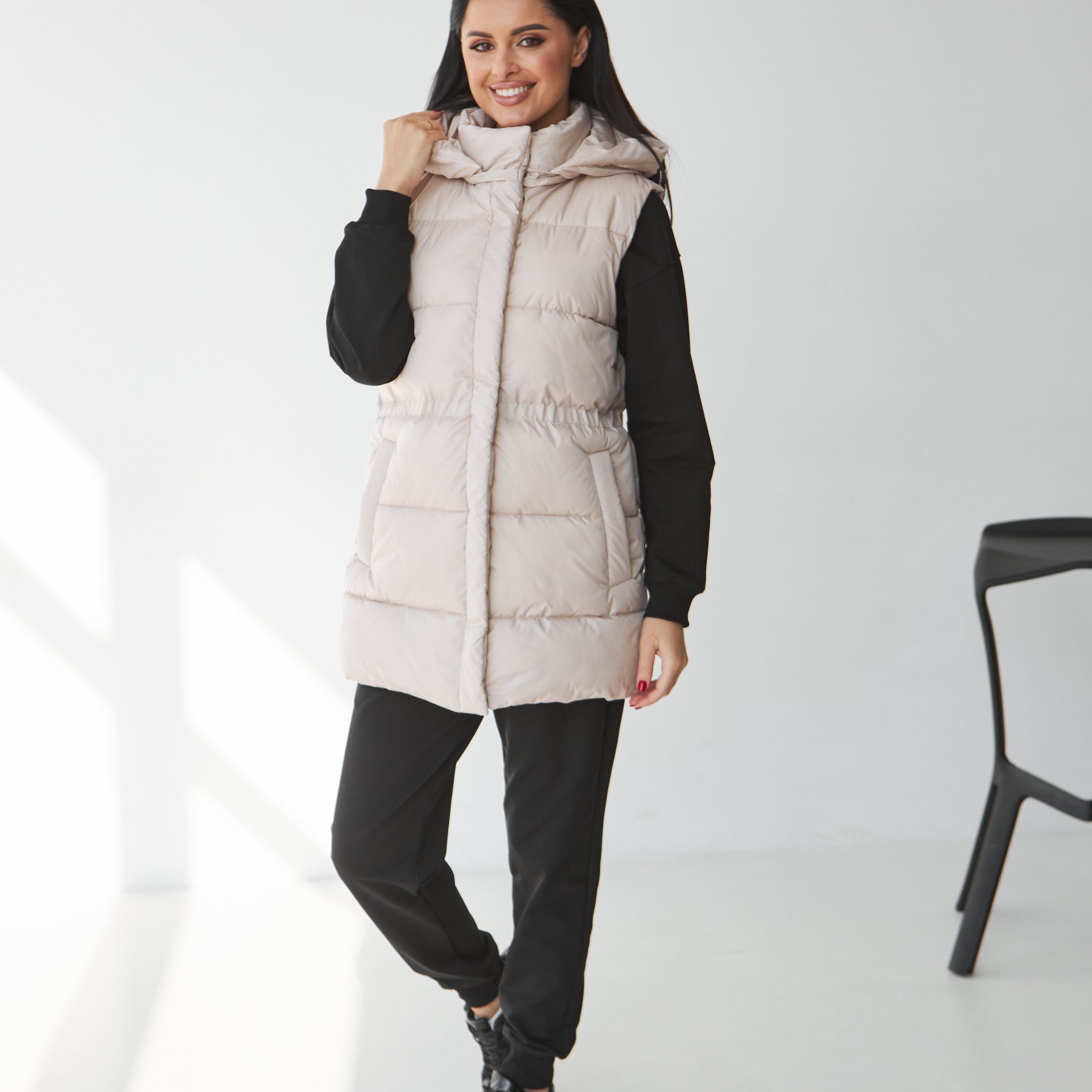 Жилет подовжений на кулісці з капюшоном і кишенями