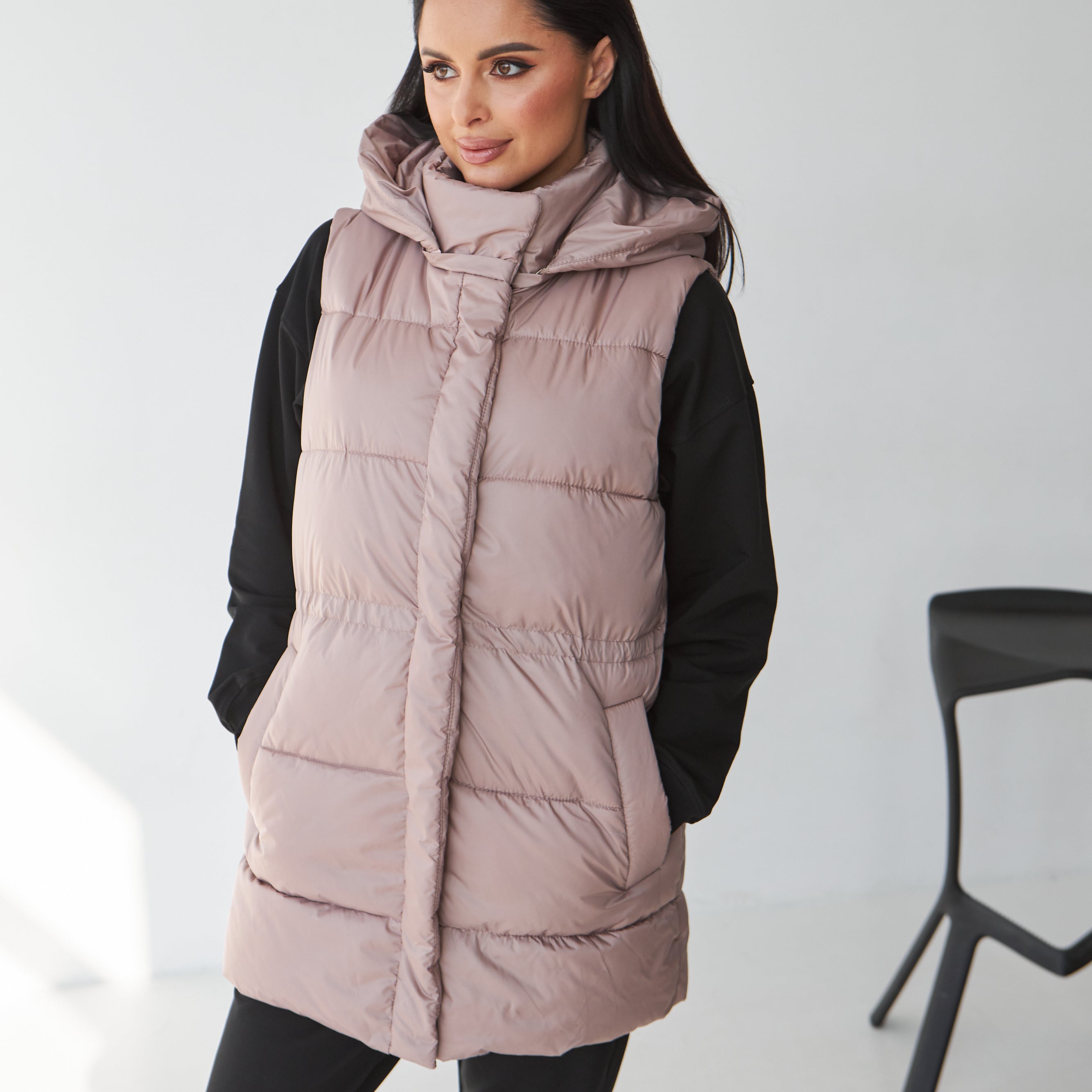 Жилет подовжений на кулісці з капюшоном і кишенями