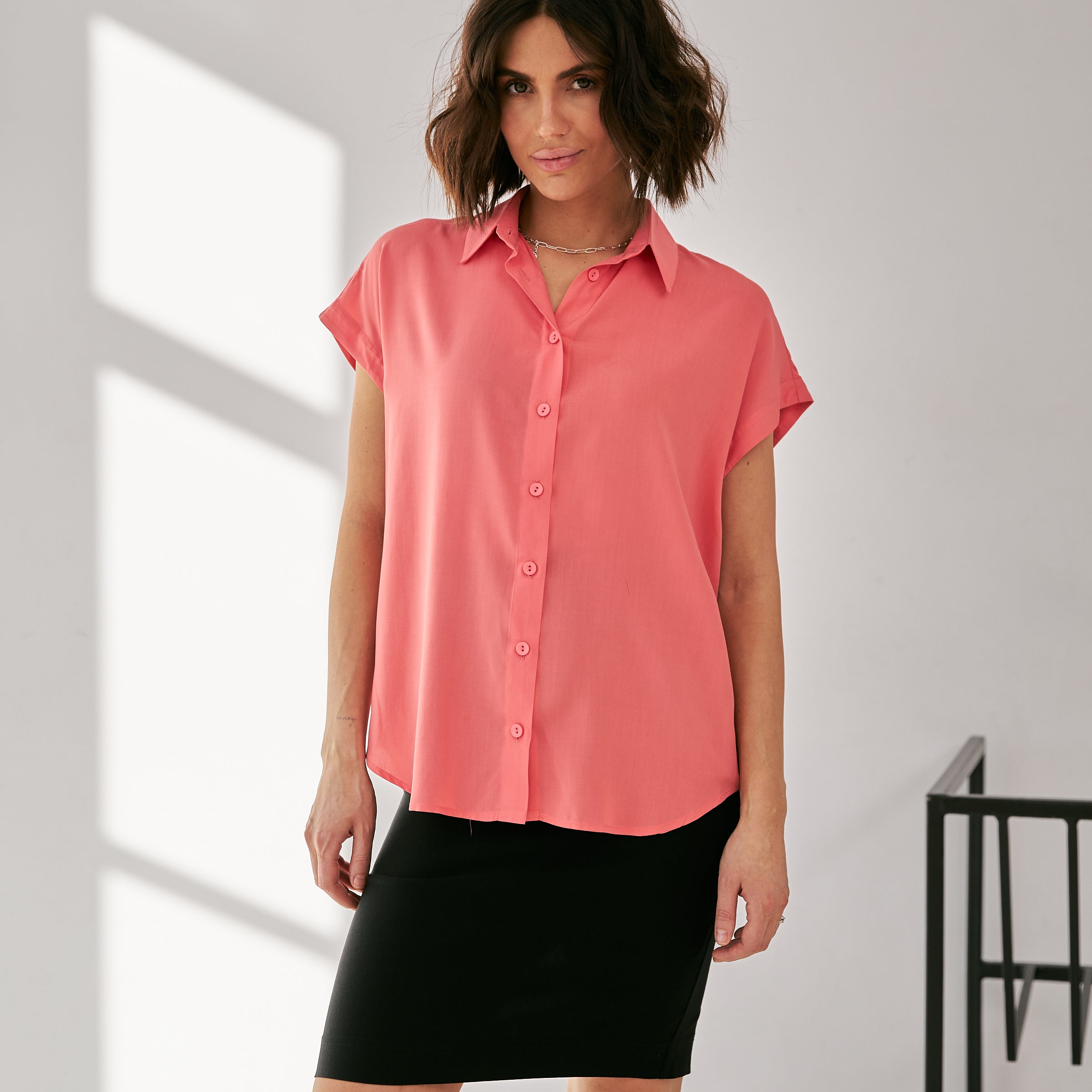 Сорочка зі спущеним плечем