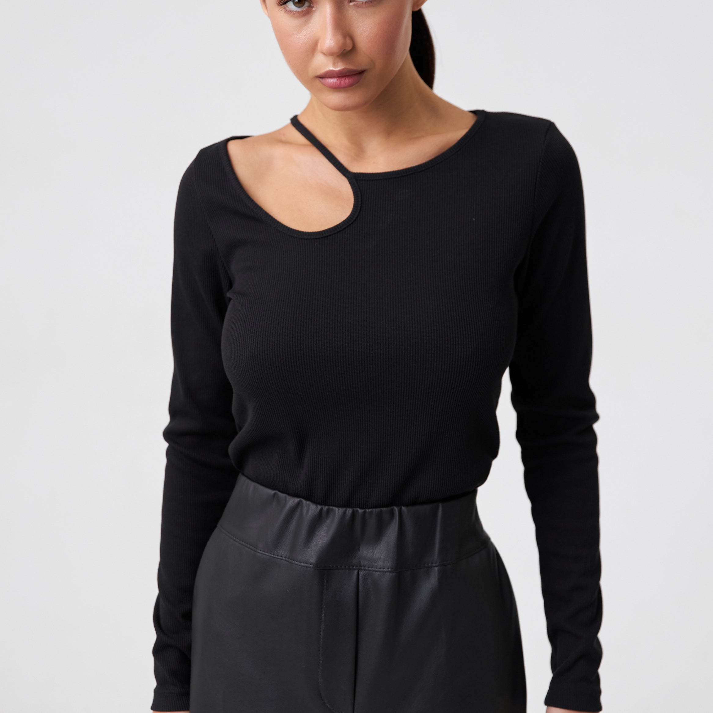 Лонгслів з декоративним вирізом