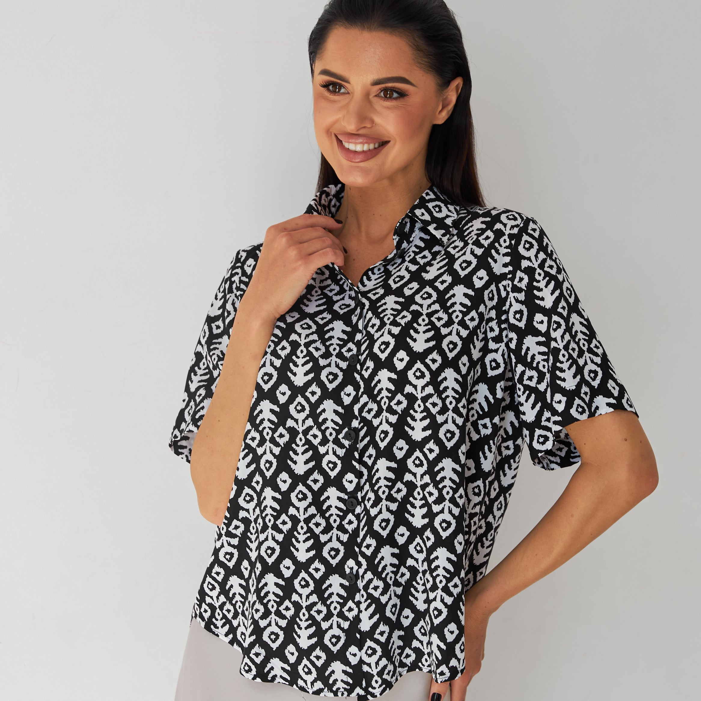 Блуза жіноча на гудзиках і принтом