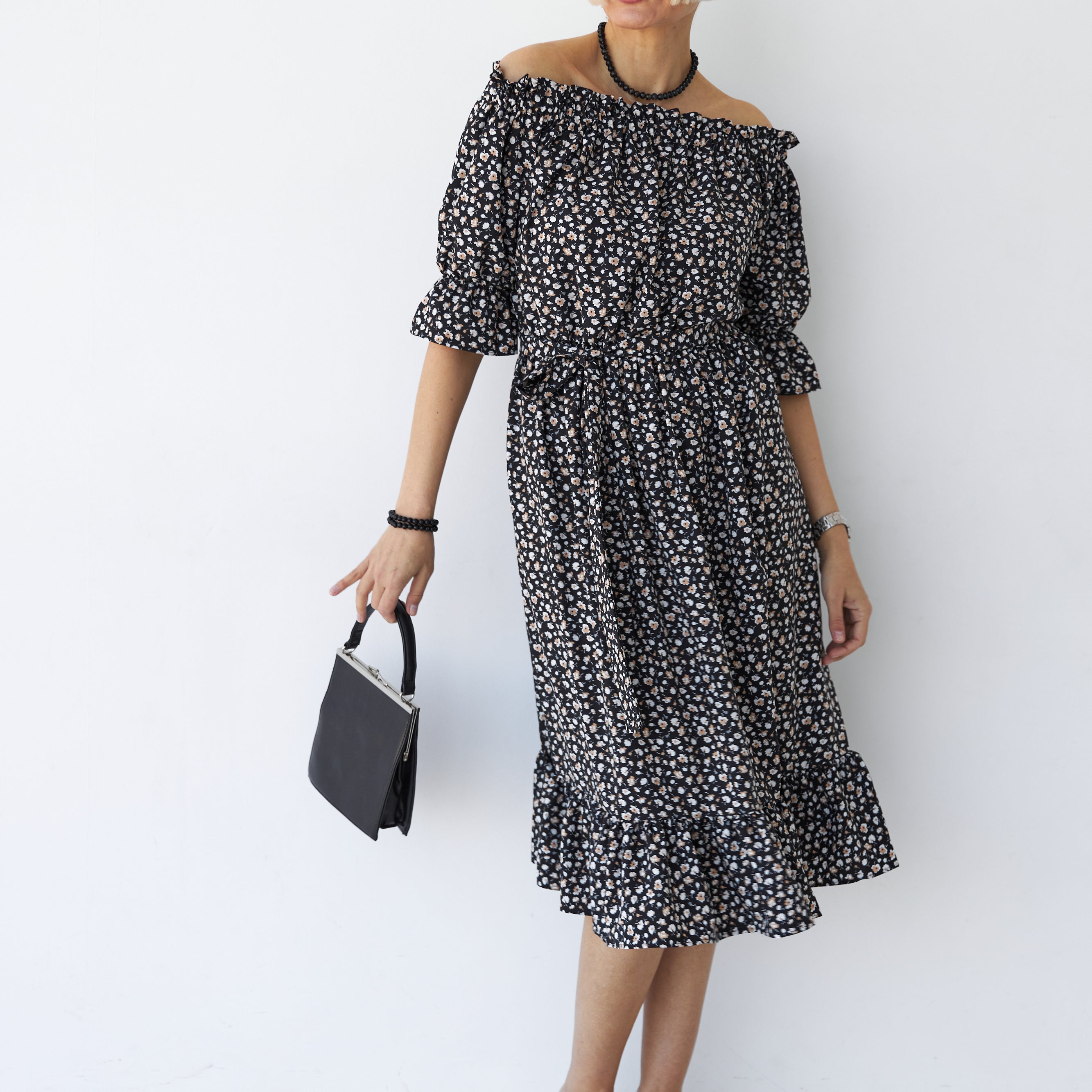 Сукня з поясом та оборками