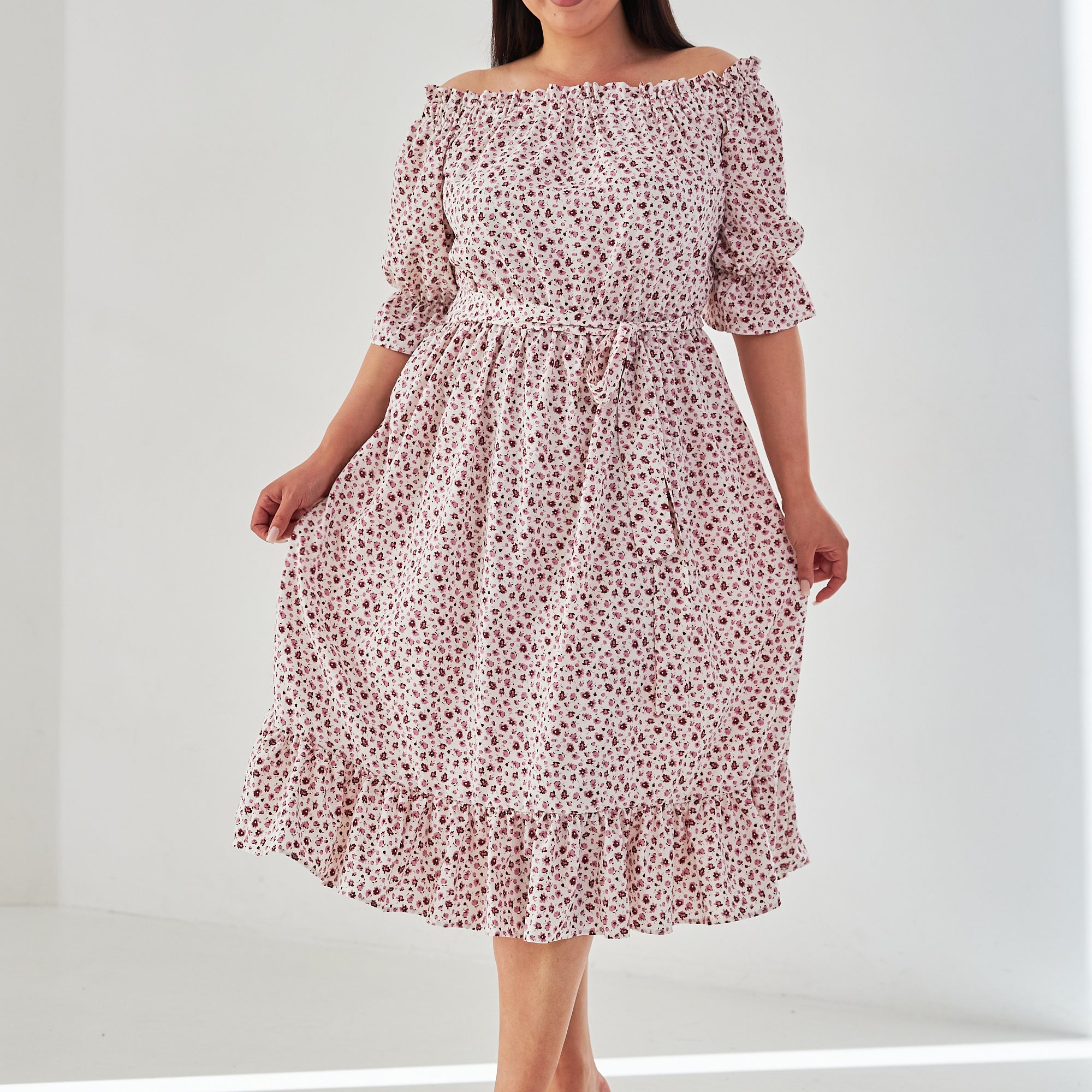 Сукня з поясом та оборками