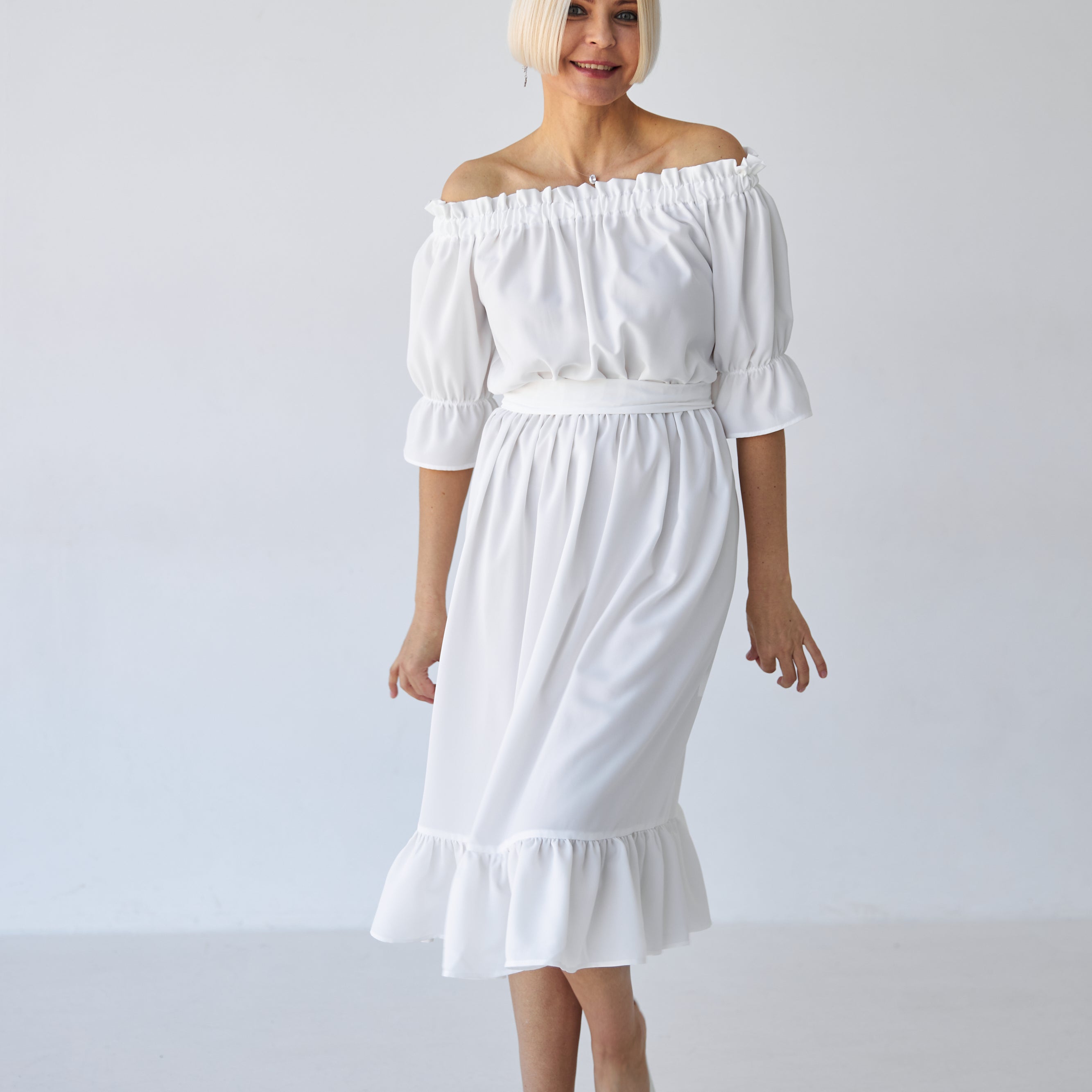 Сукня з поясом та оборками