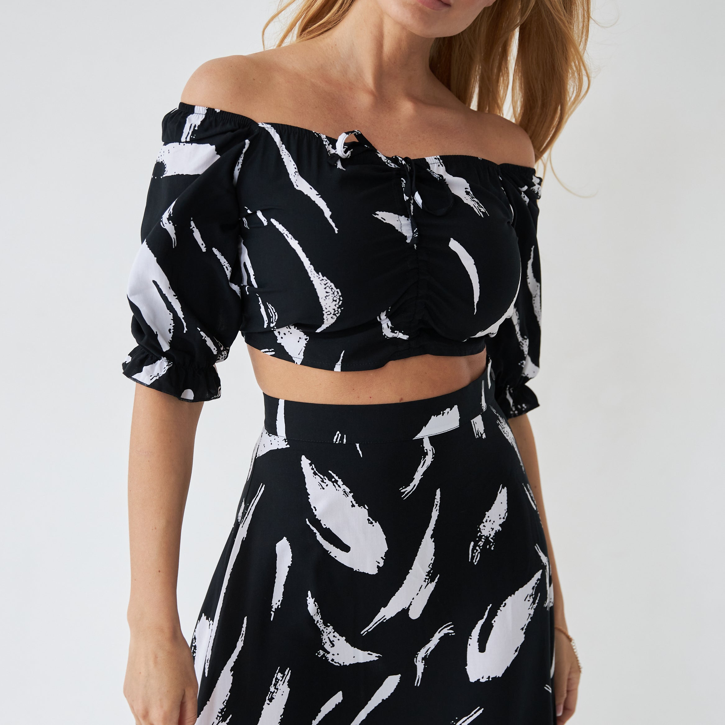 Кроп-топ з V-образним вирізом