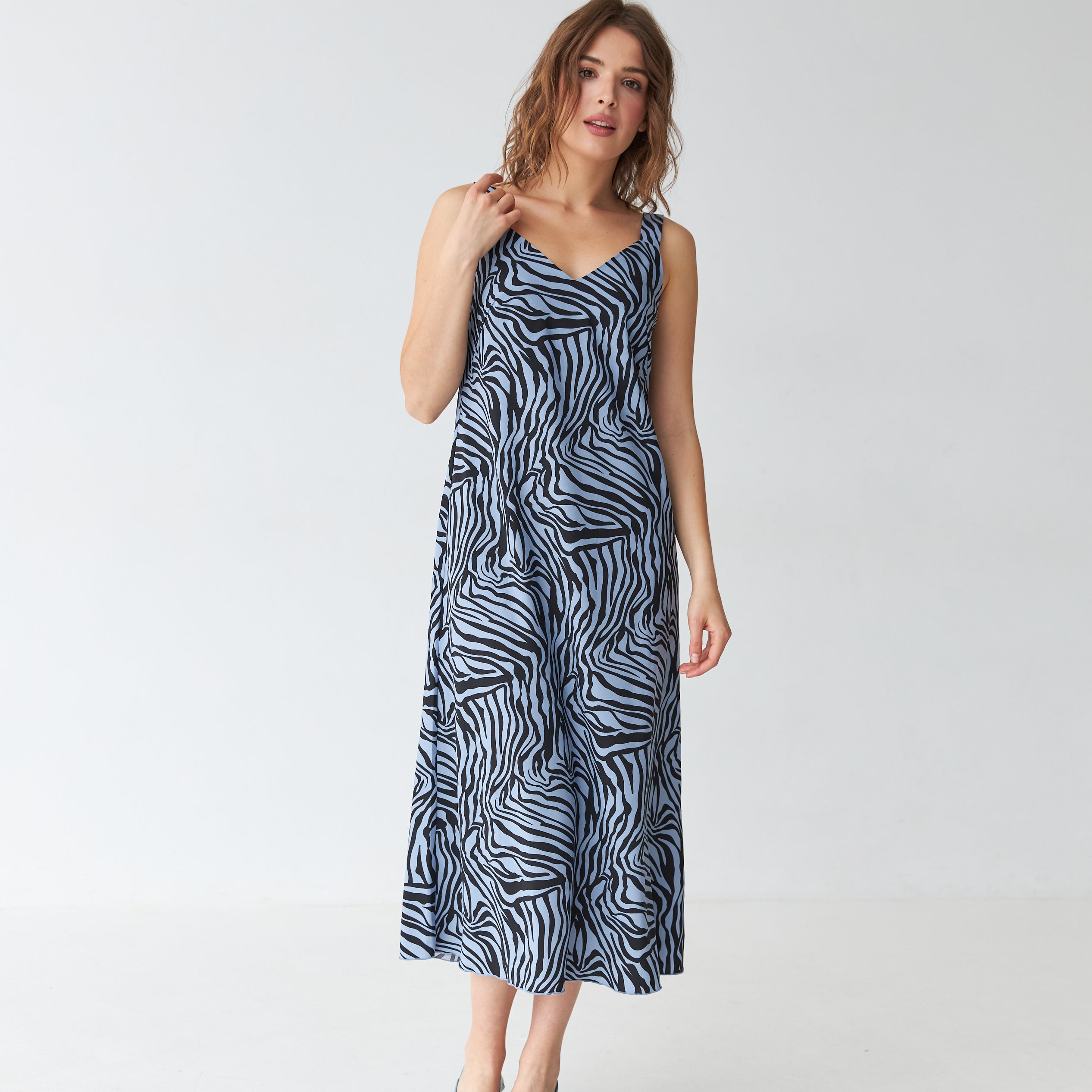 Сукня міді на широких бретелях