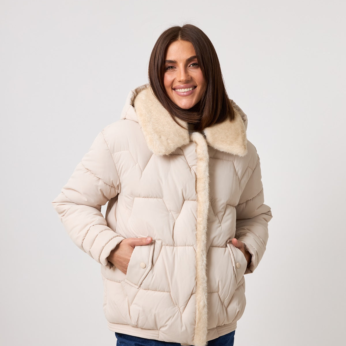 Куртка з капюшоном та хутряним коміром