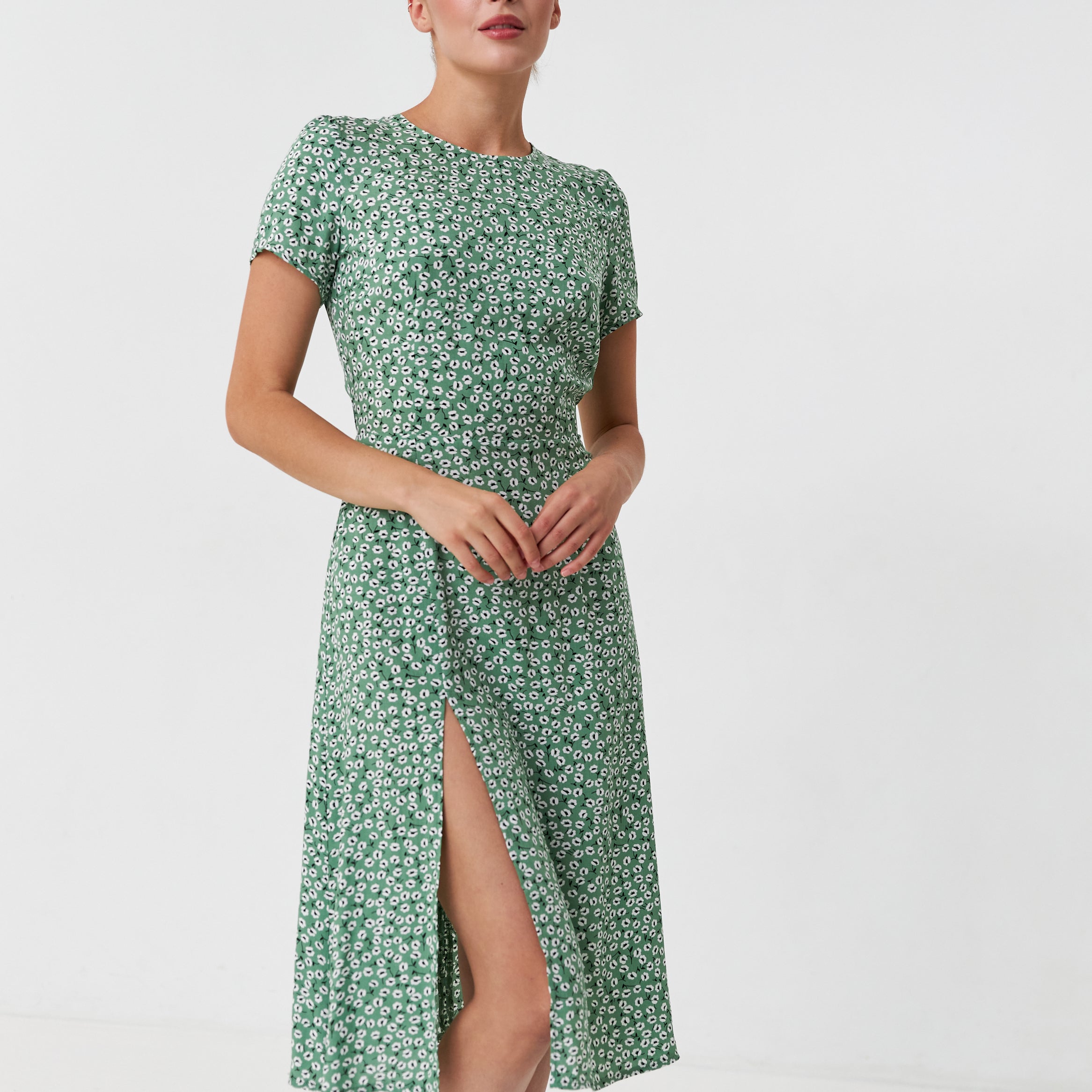 Сукня з вирізом на спині