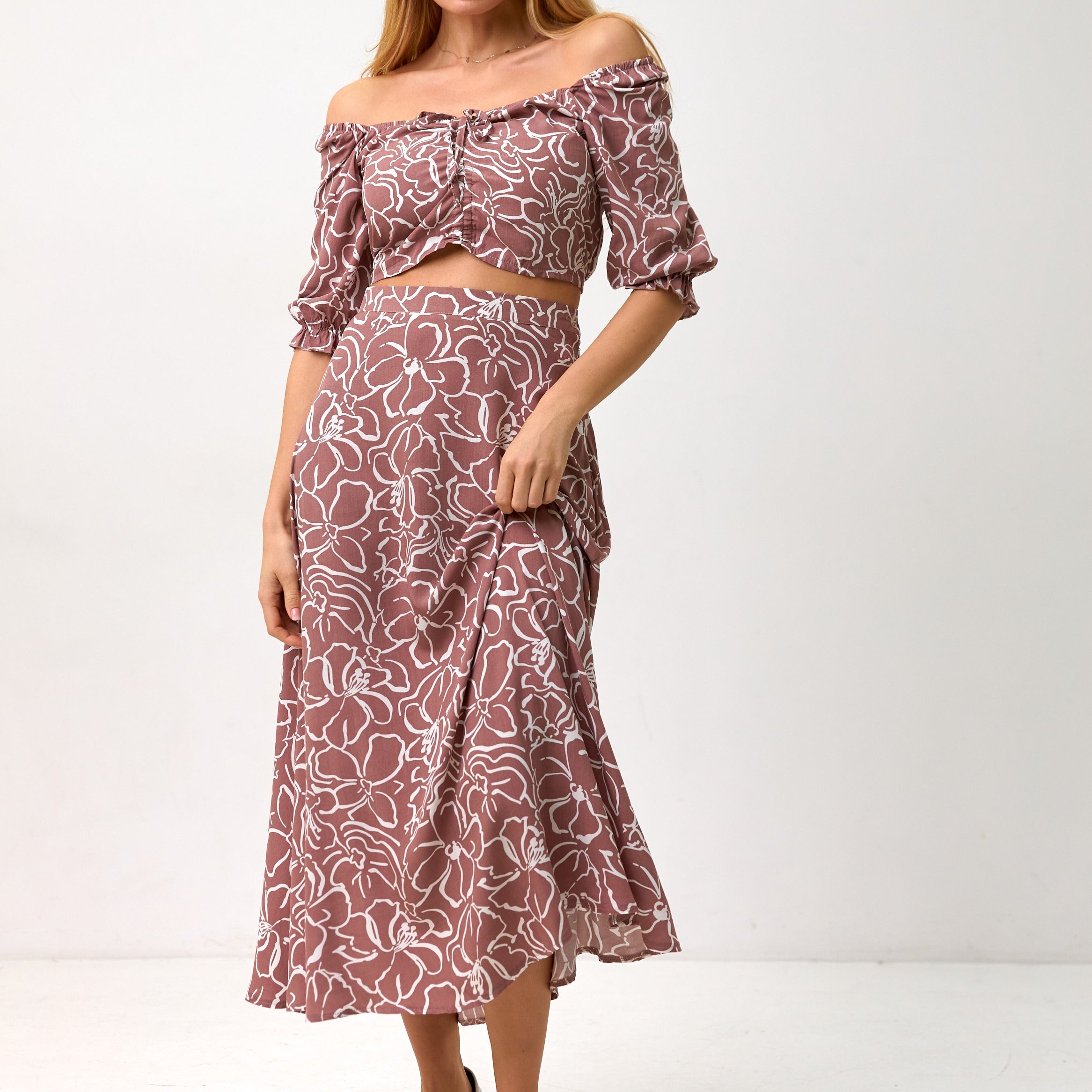 Кроп-топ зі спущеними плечима