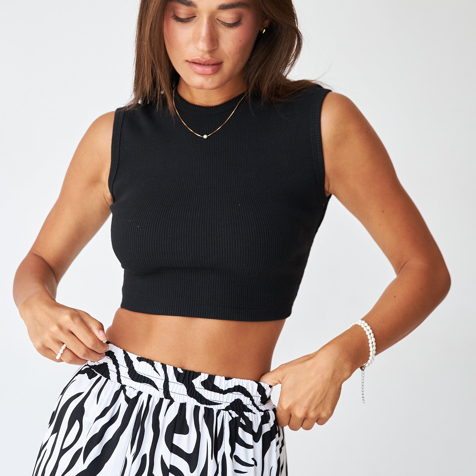 Топ з перекрутом та відкритою спиною