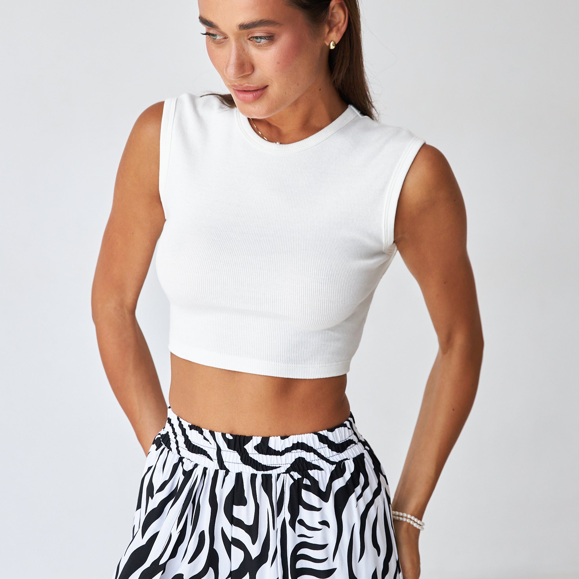 Топ з перекрутом та відкритою спиною