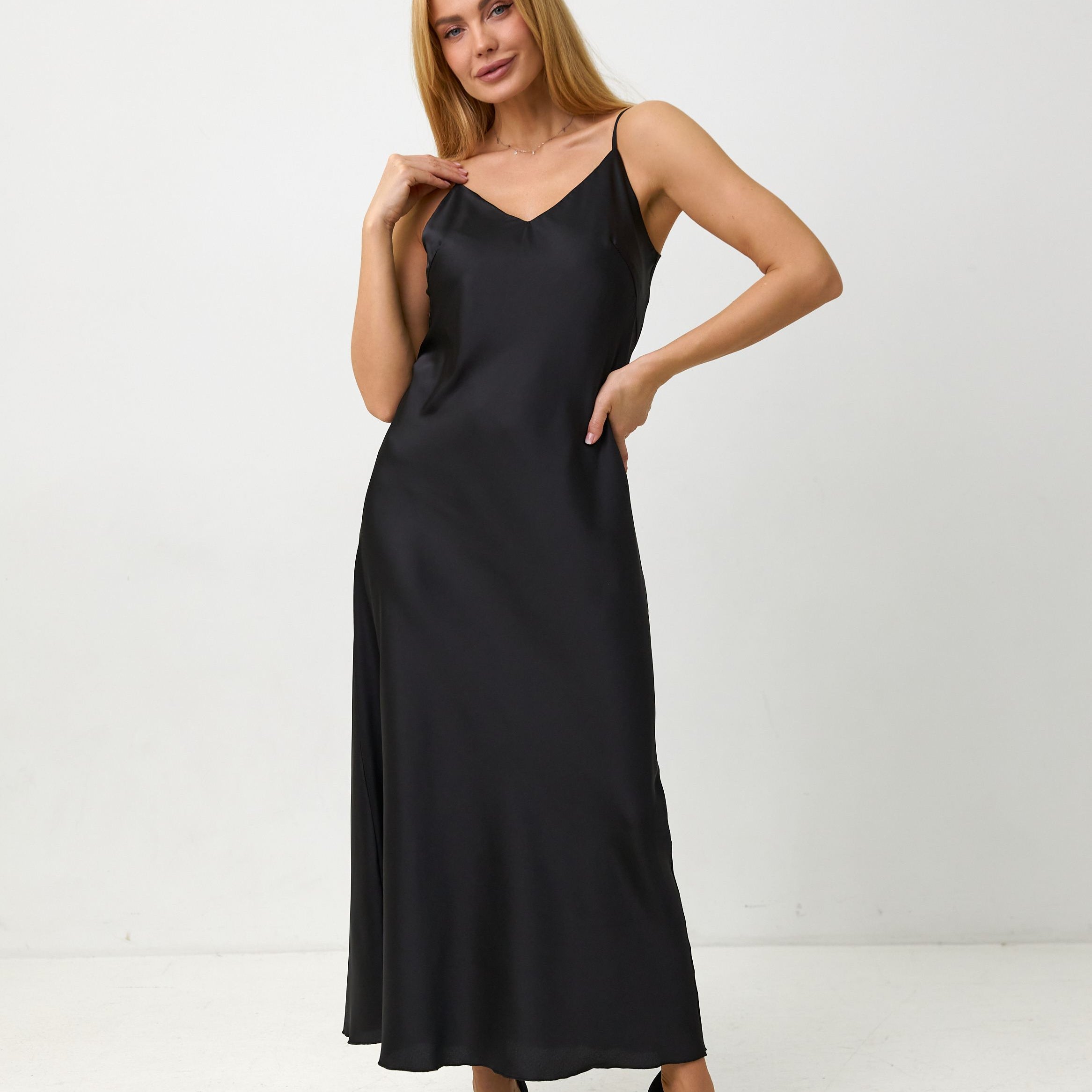 Сарафан на тонких бретелях з атласу