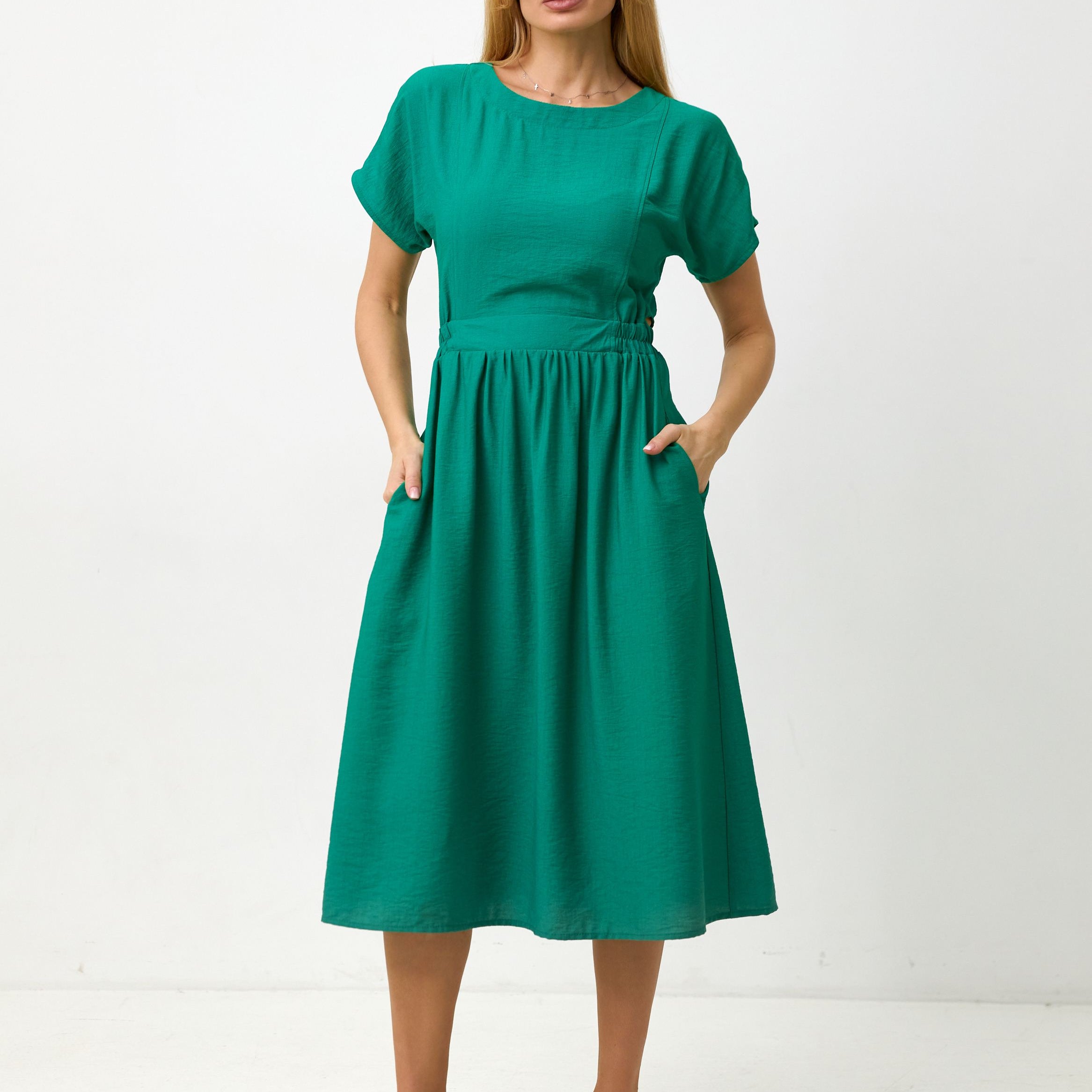 Сукня з льону жатки і гудзиками по спині