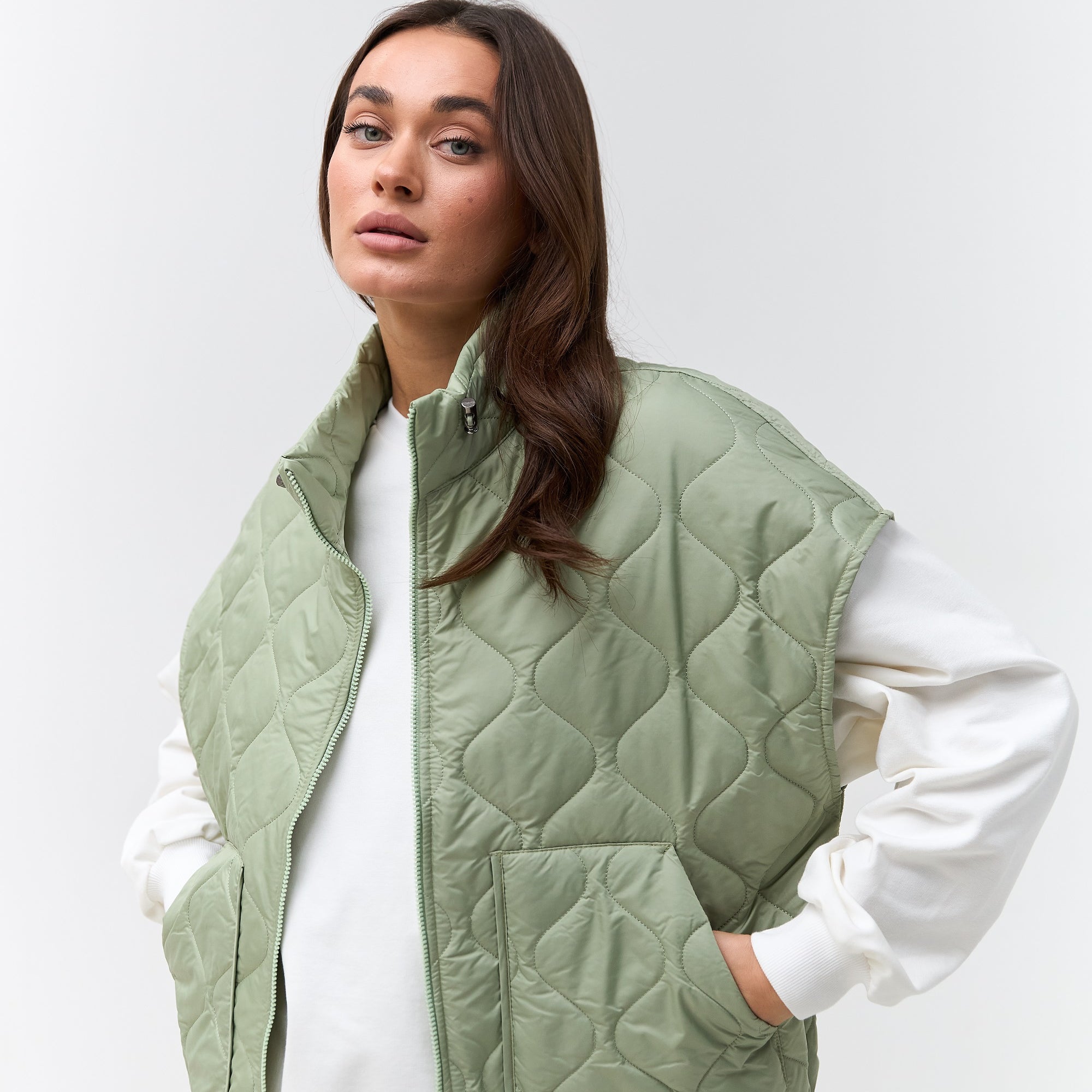 Жилет стьобаний з накладними кишенями