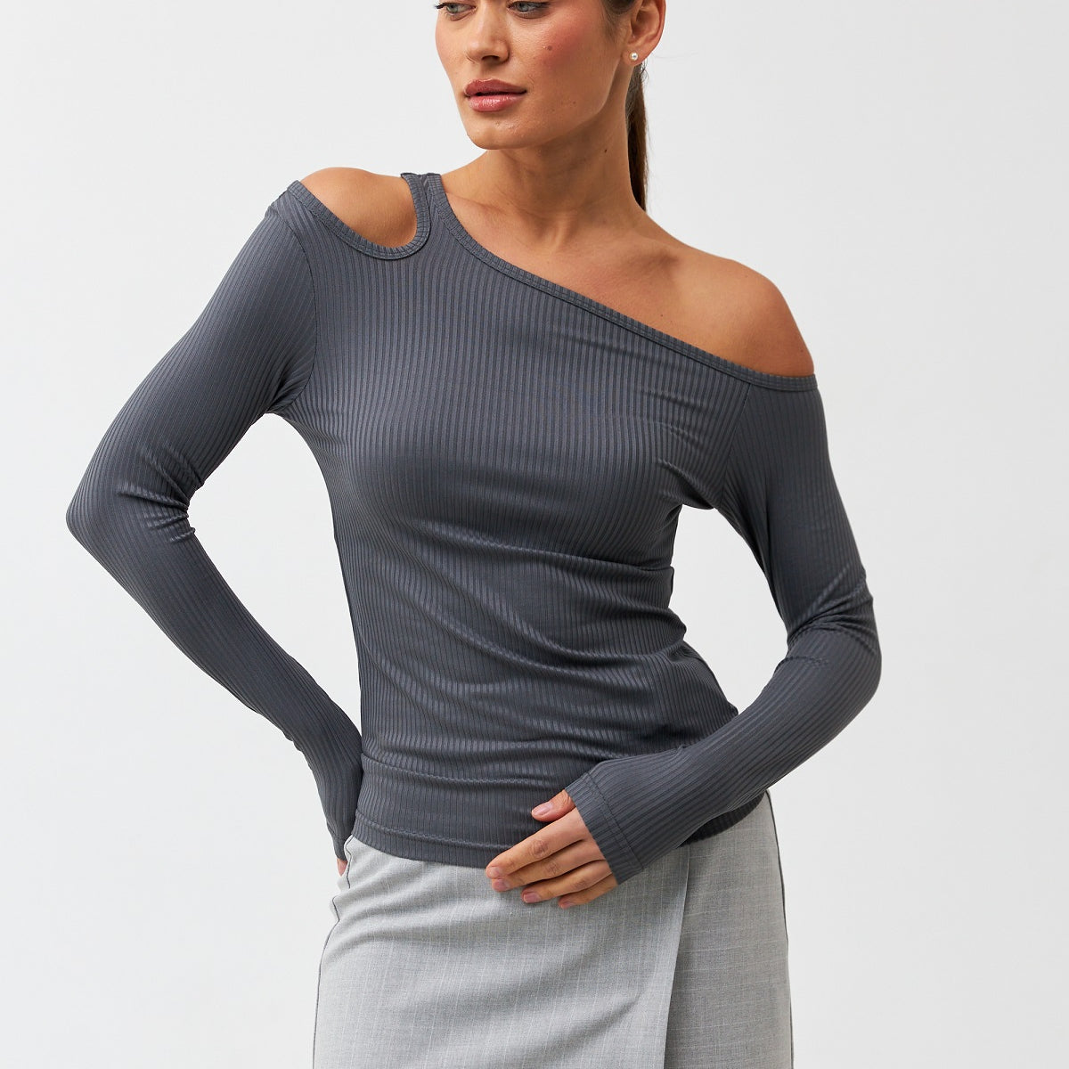 Лонгслів з відкритими плечима