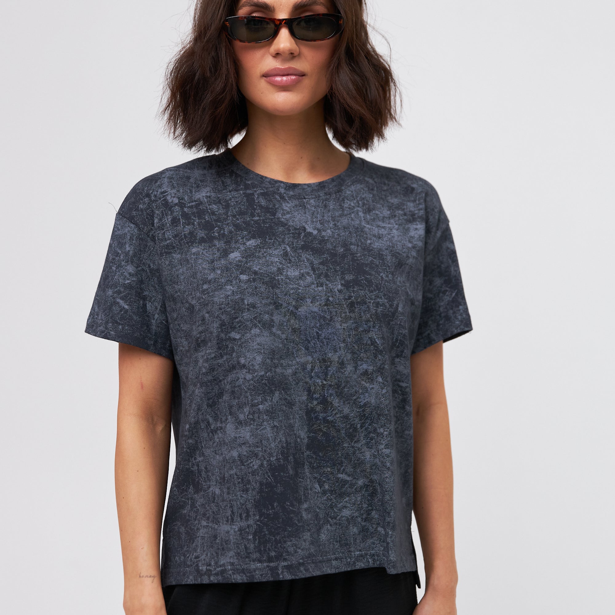 Футболка з розрізами