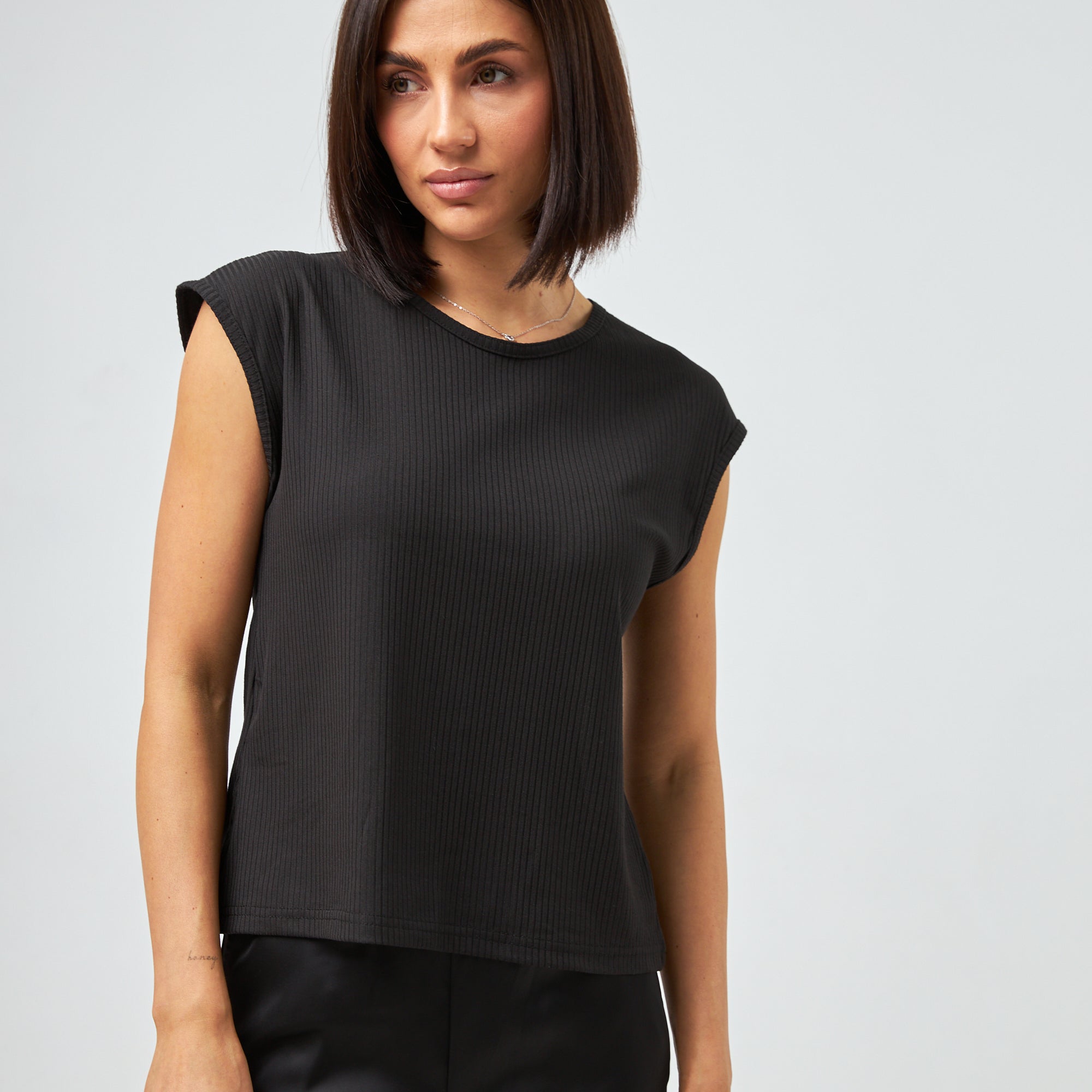 Футболка зі спущеним плечем