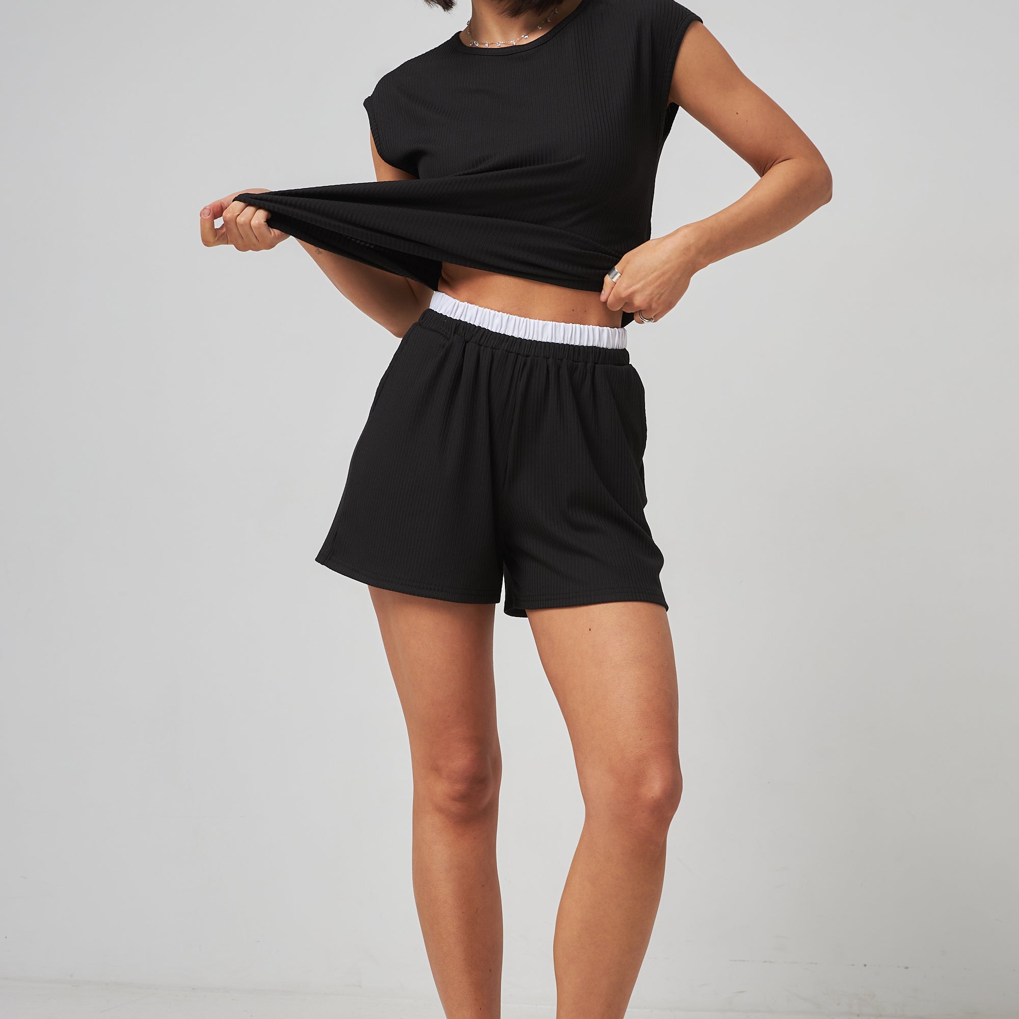 Шорти з мустангу та білим поясом