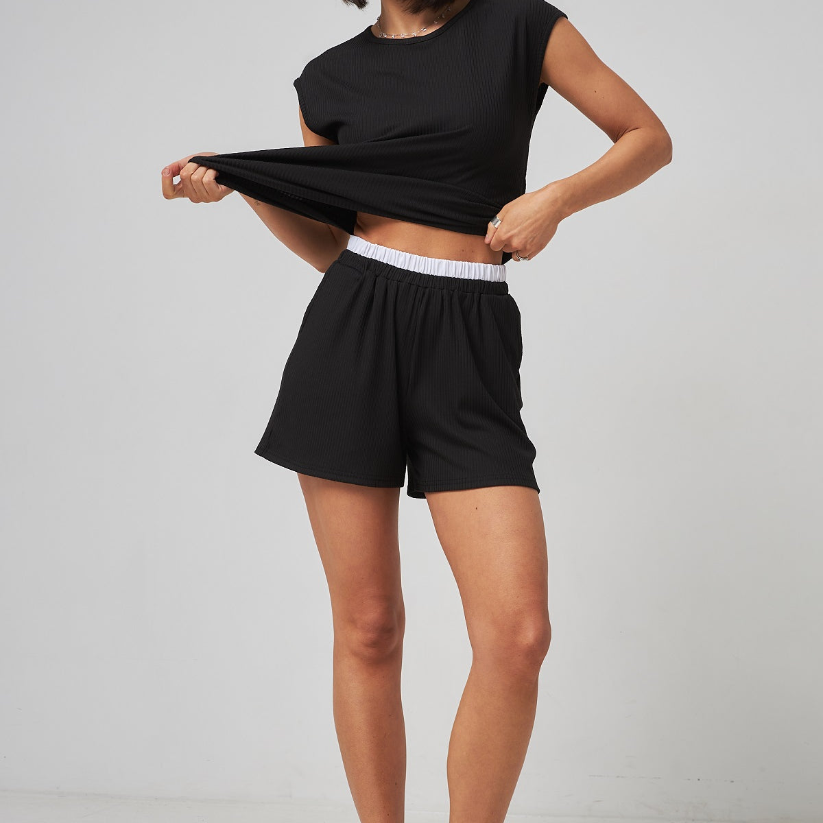 Шорти з мустангу та білим поясом