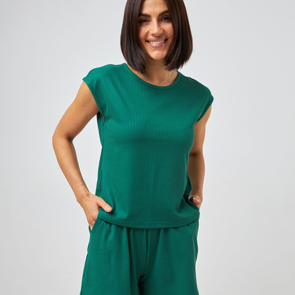 Шорти з мустангу та білим поясом