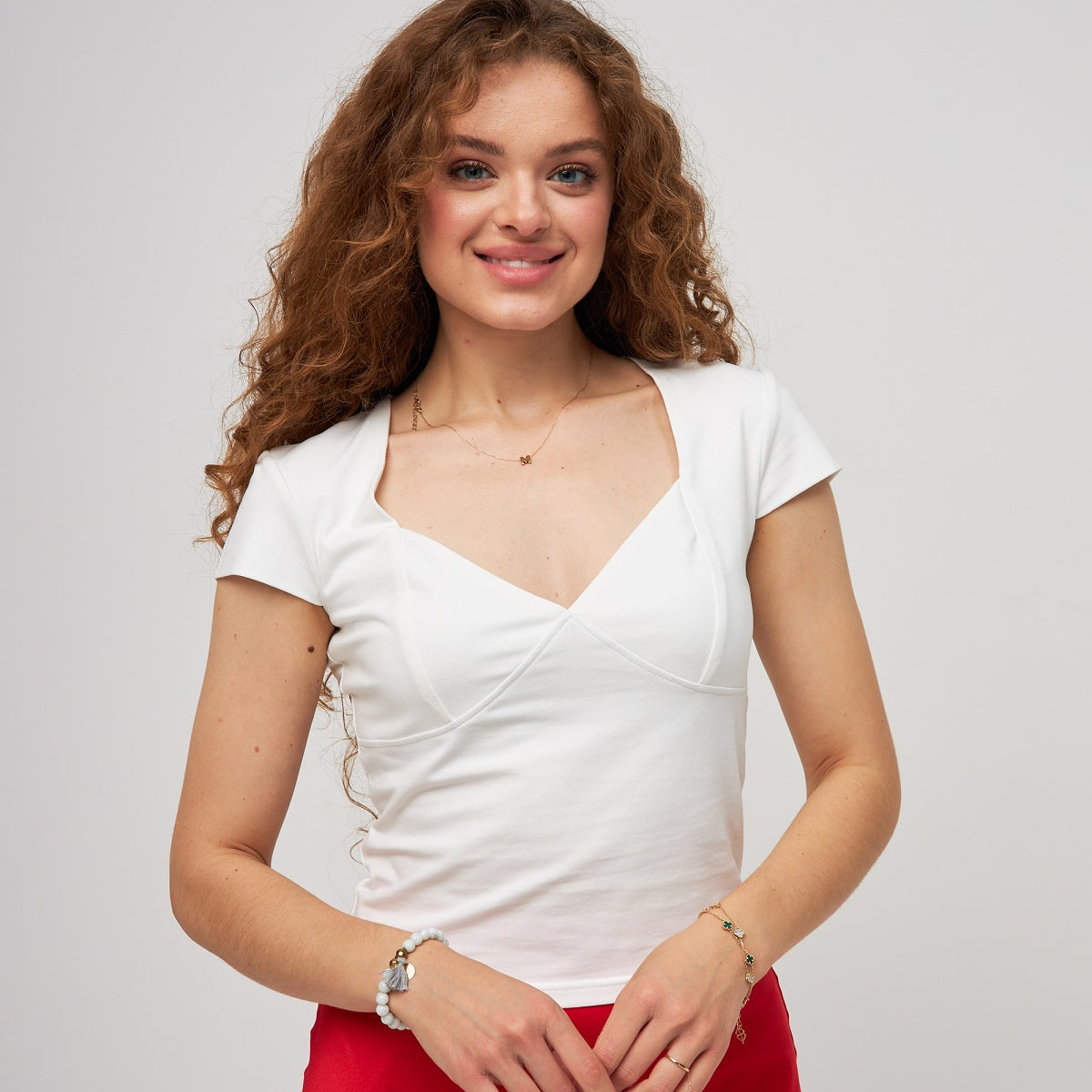 Блуза з вирізом