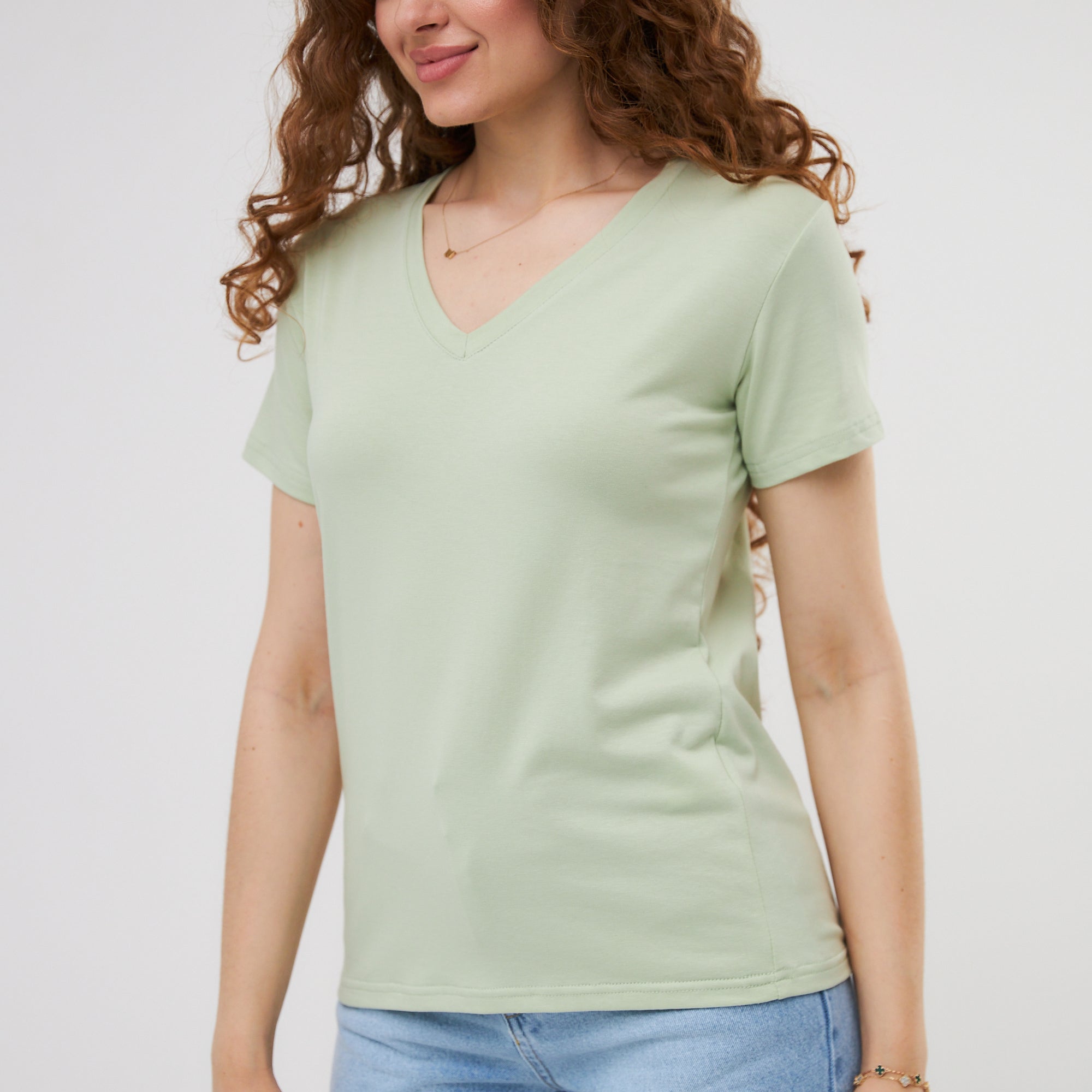 Футболка з V-подібним вирізом