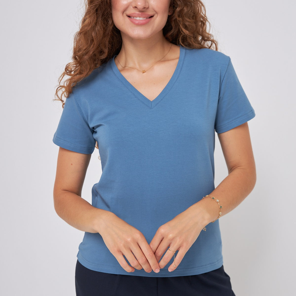 Футболка з V-подібним вирізом