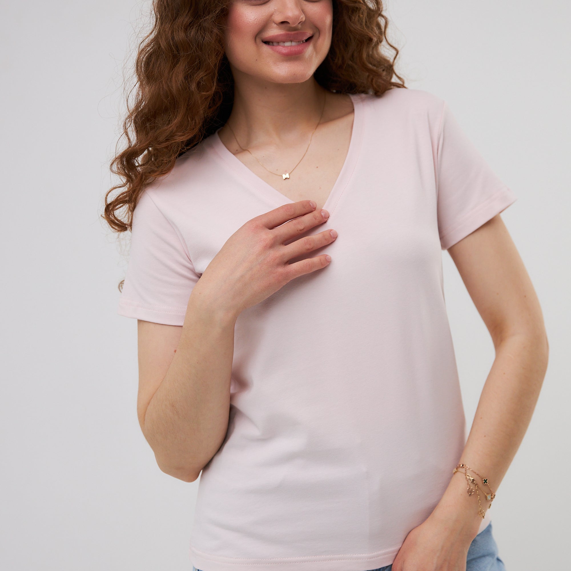 Футболка з V-подібним вирізом