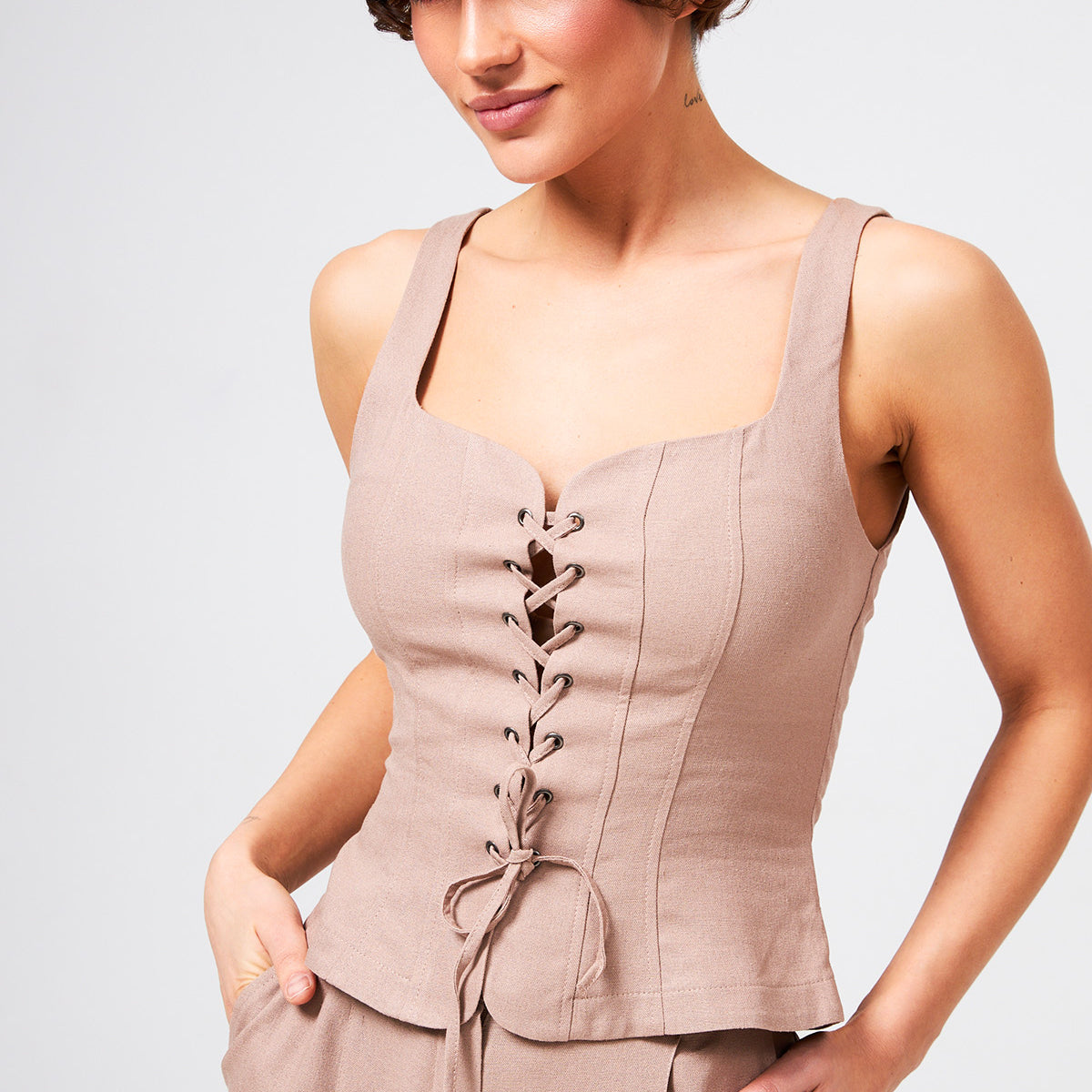 Жилет класичний зі шнурівкою