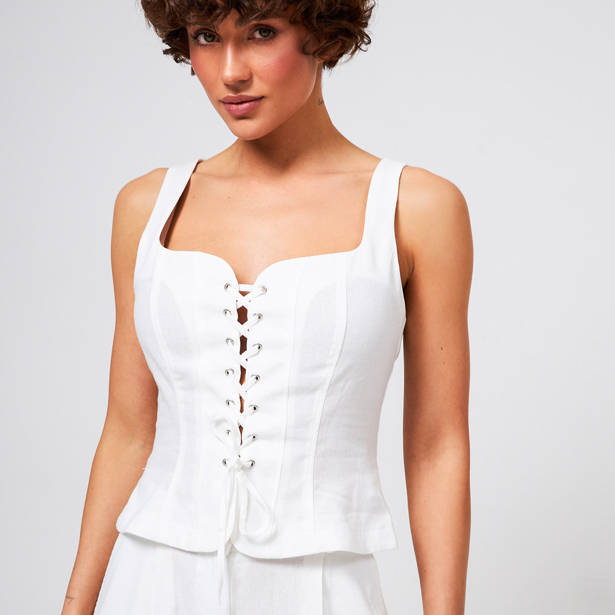 Жилет класичний зі шнурівкою