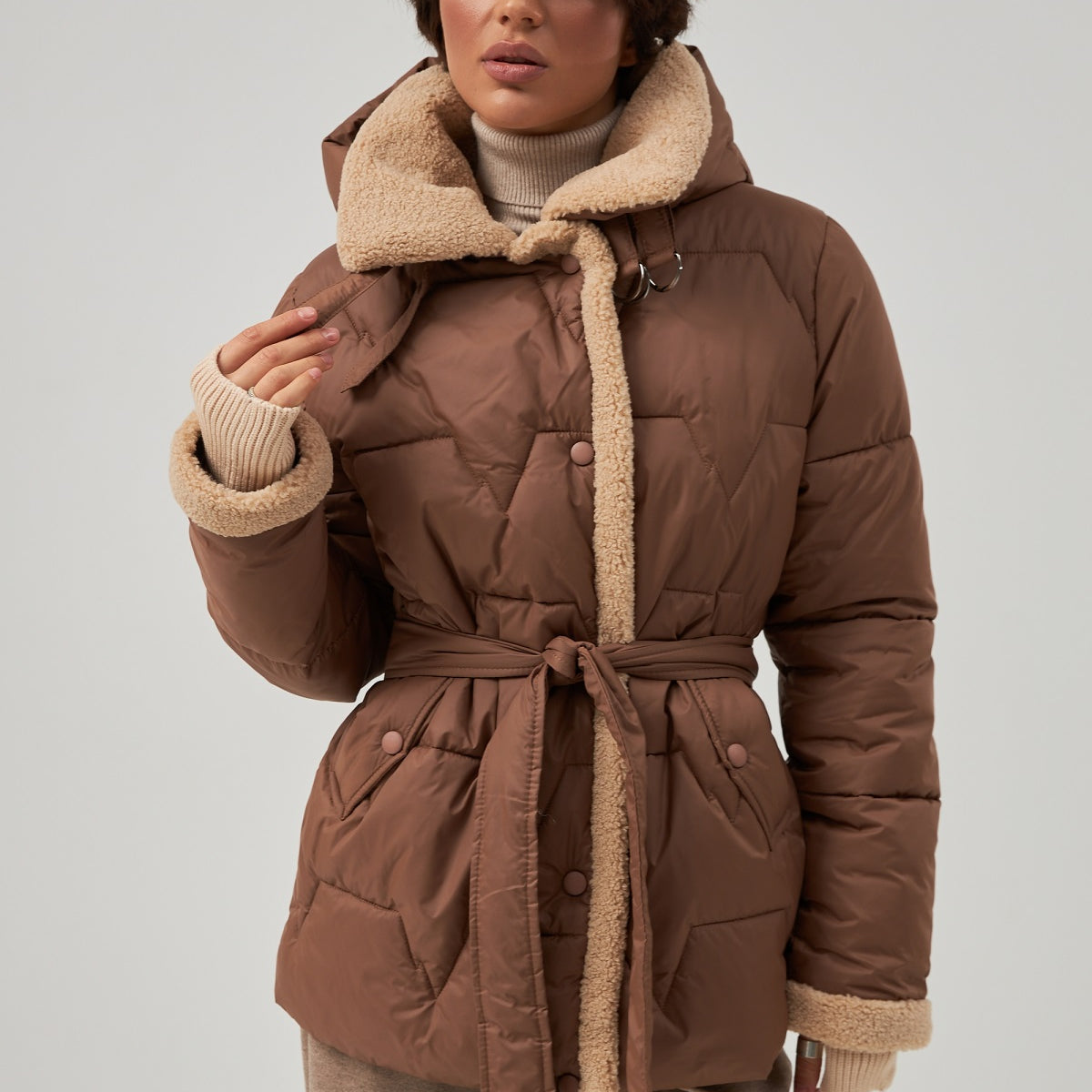 Куртка стьобана з обробкою овчиною подовжена