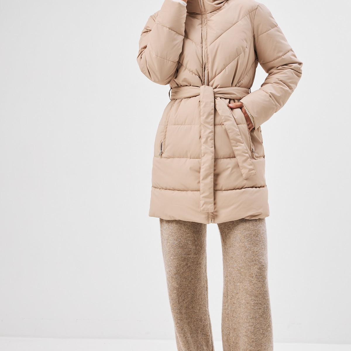 Куртка приталена з паском