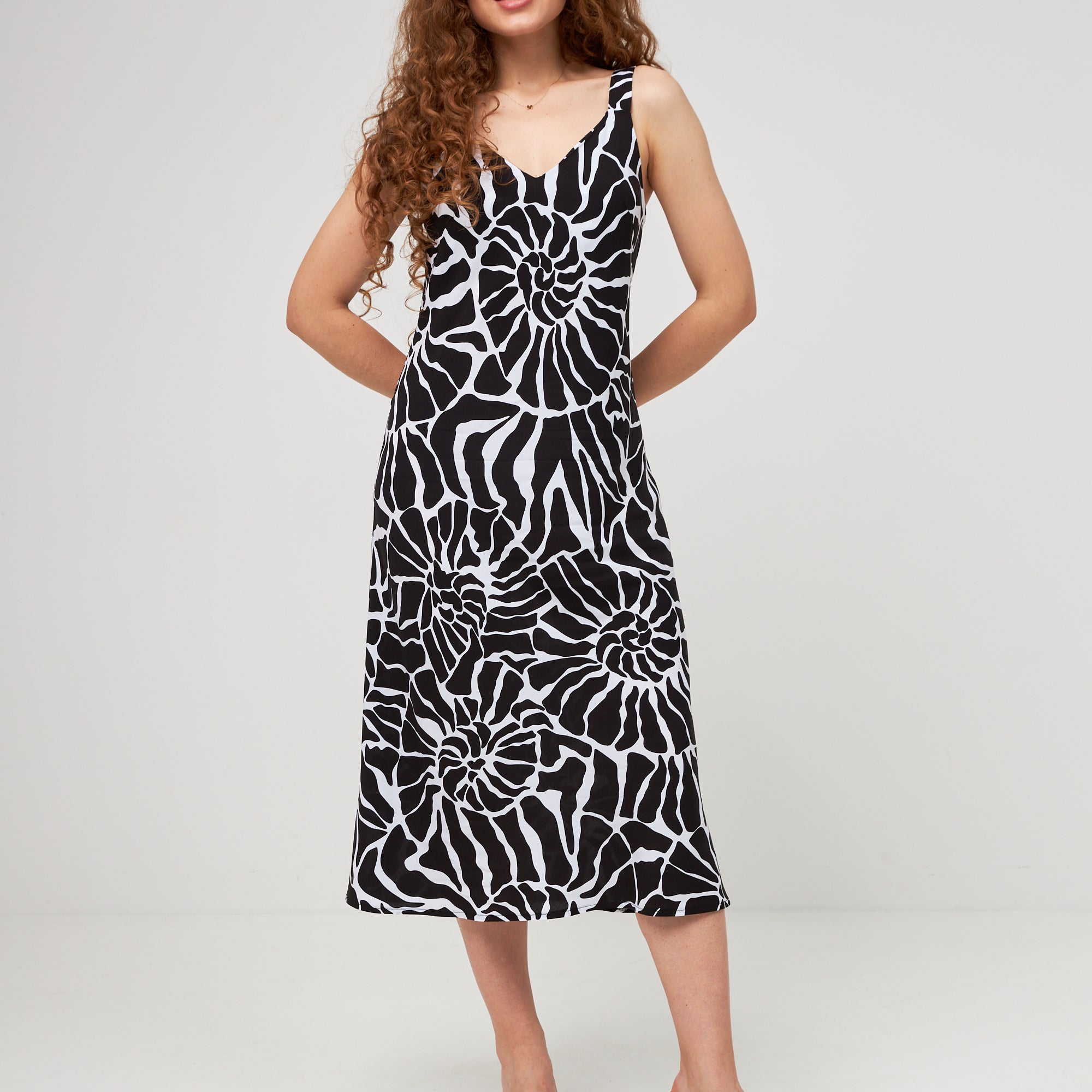 Сукня міді на широких бретелях