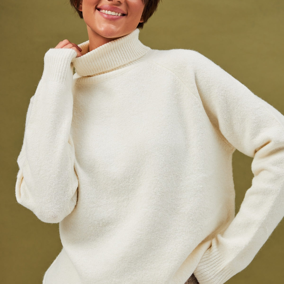 Светр реглан з горлом