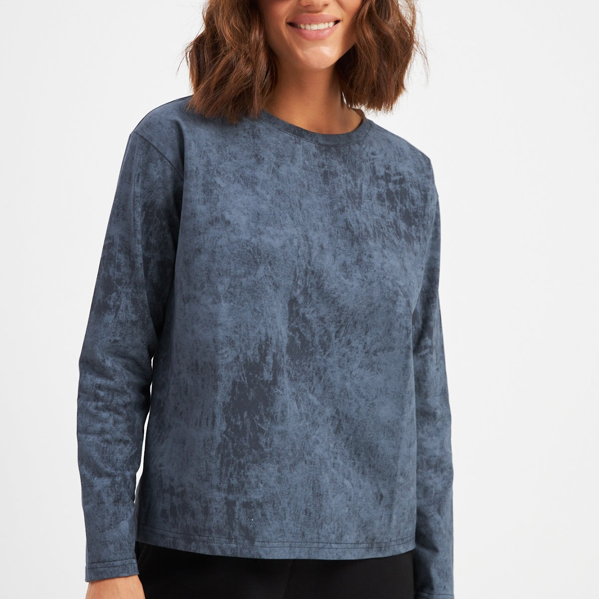 Базовий лонгслів з абстрактним принтом