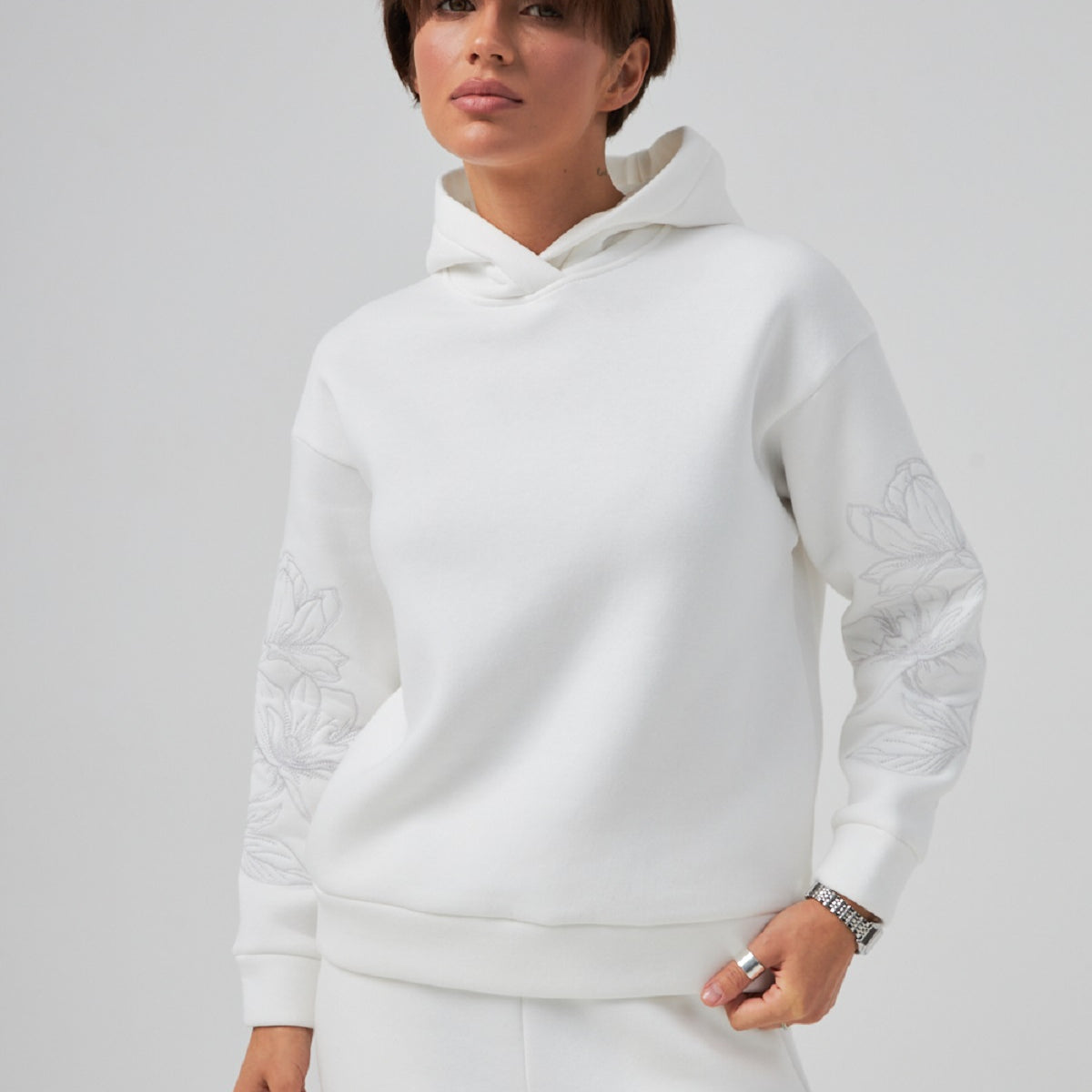 Худі з трьохнитки із вишивкою на рукавах