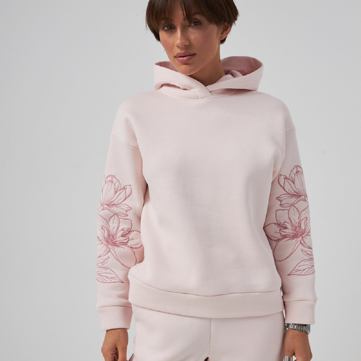 Худі з трьохнитки із вишивкою на рукавах