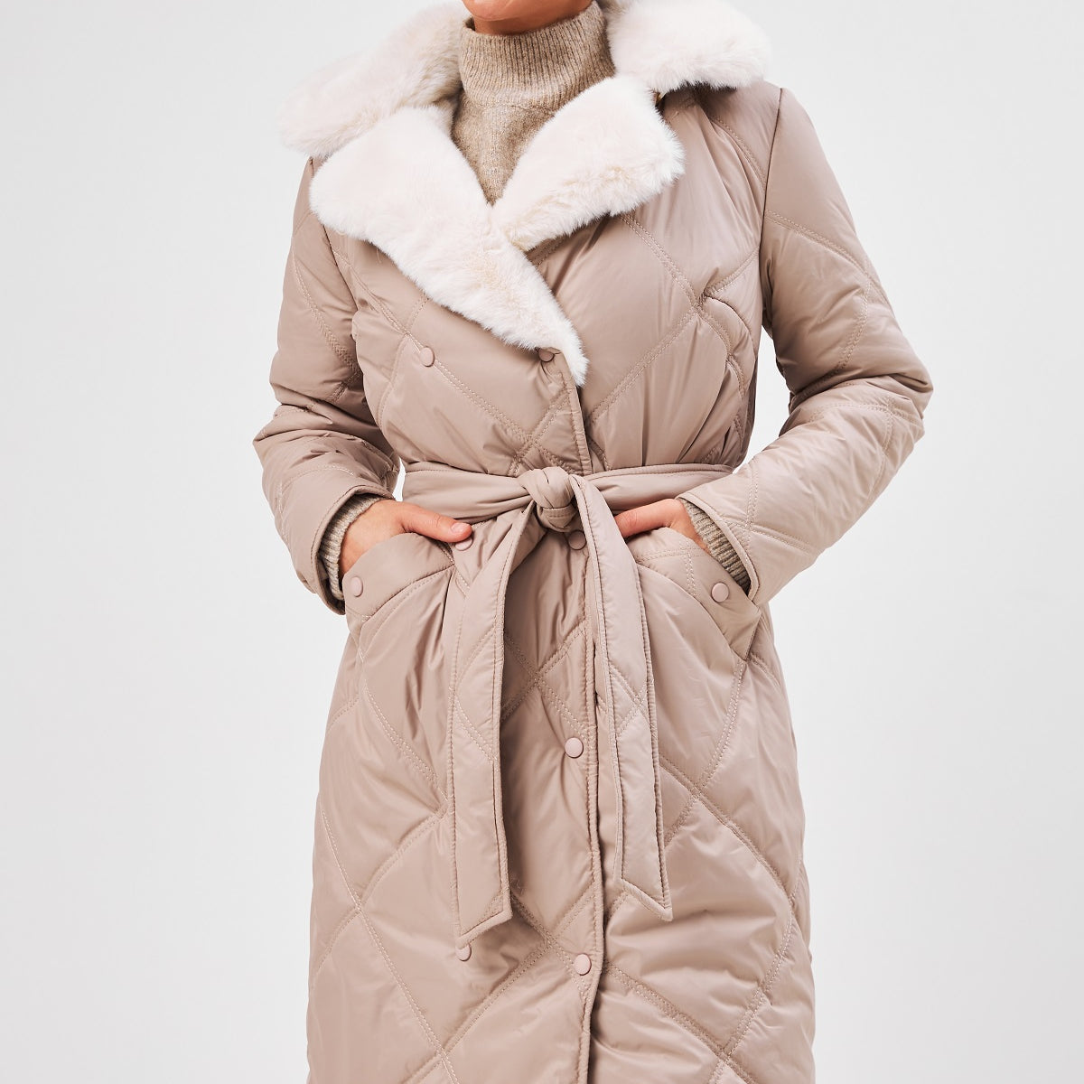 Куртка з хутряним коміром та паском