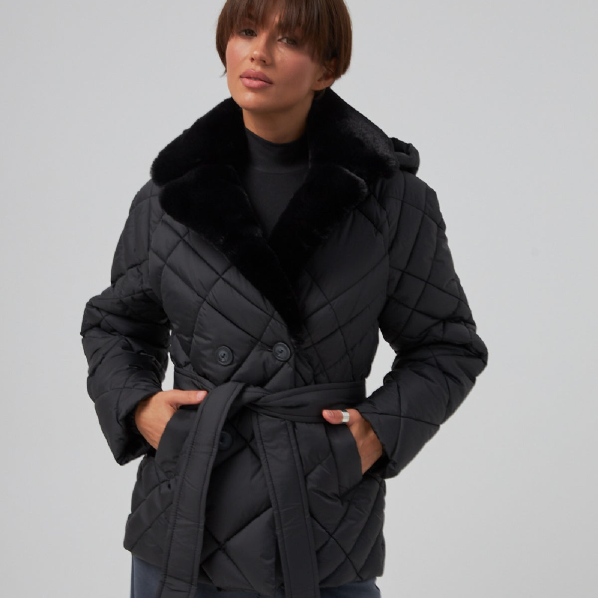 Куртка з відкладним коміром та хутром