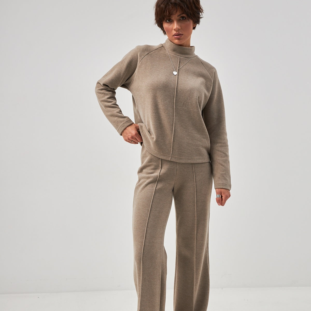 Штани з декоративними швами