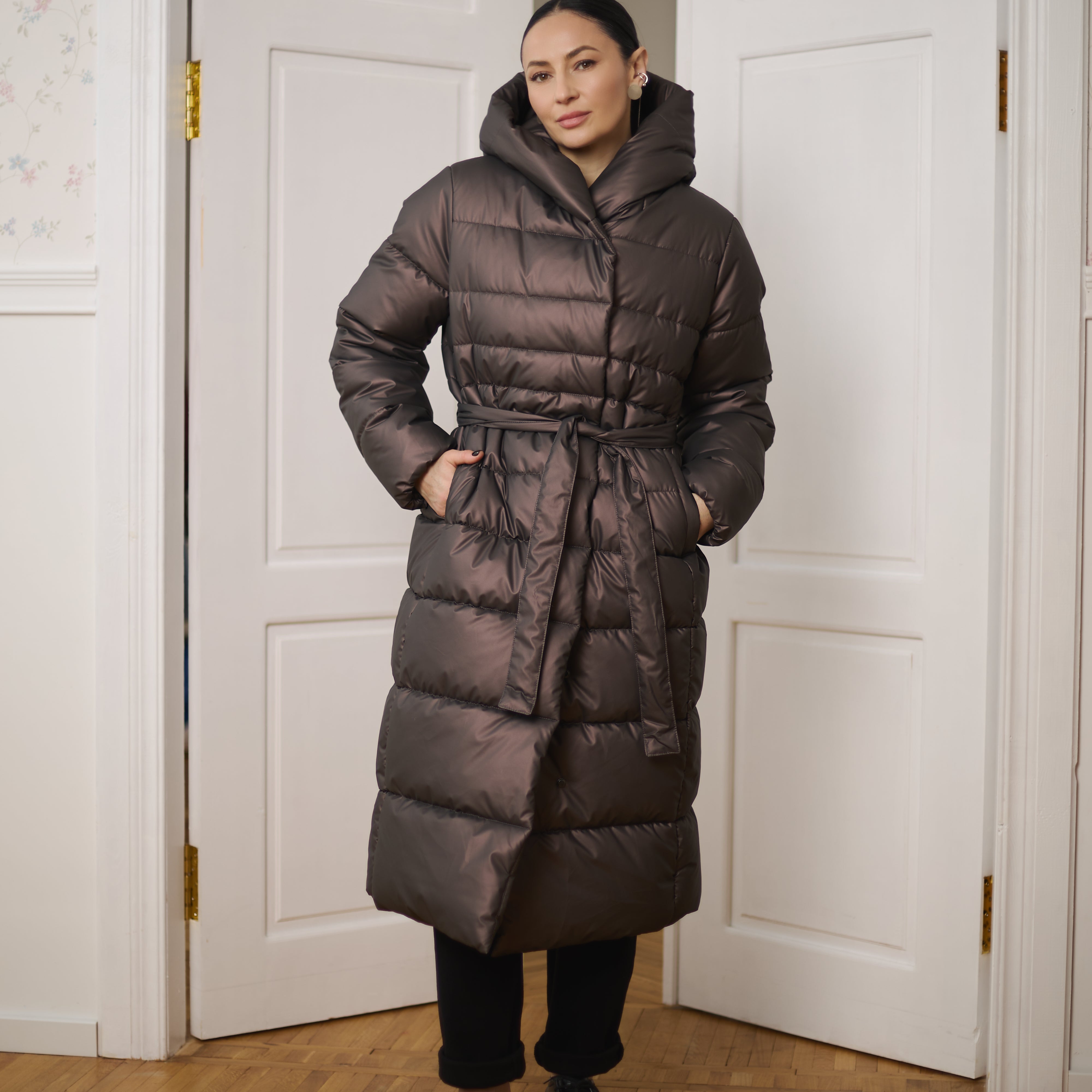 Жіноче довге пальто-пуховик із капюшоном та поясом