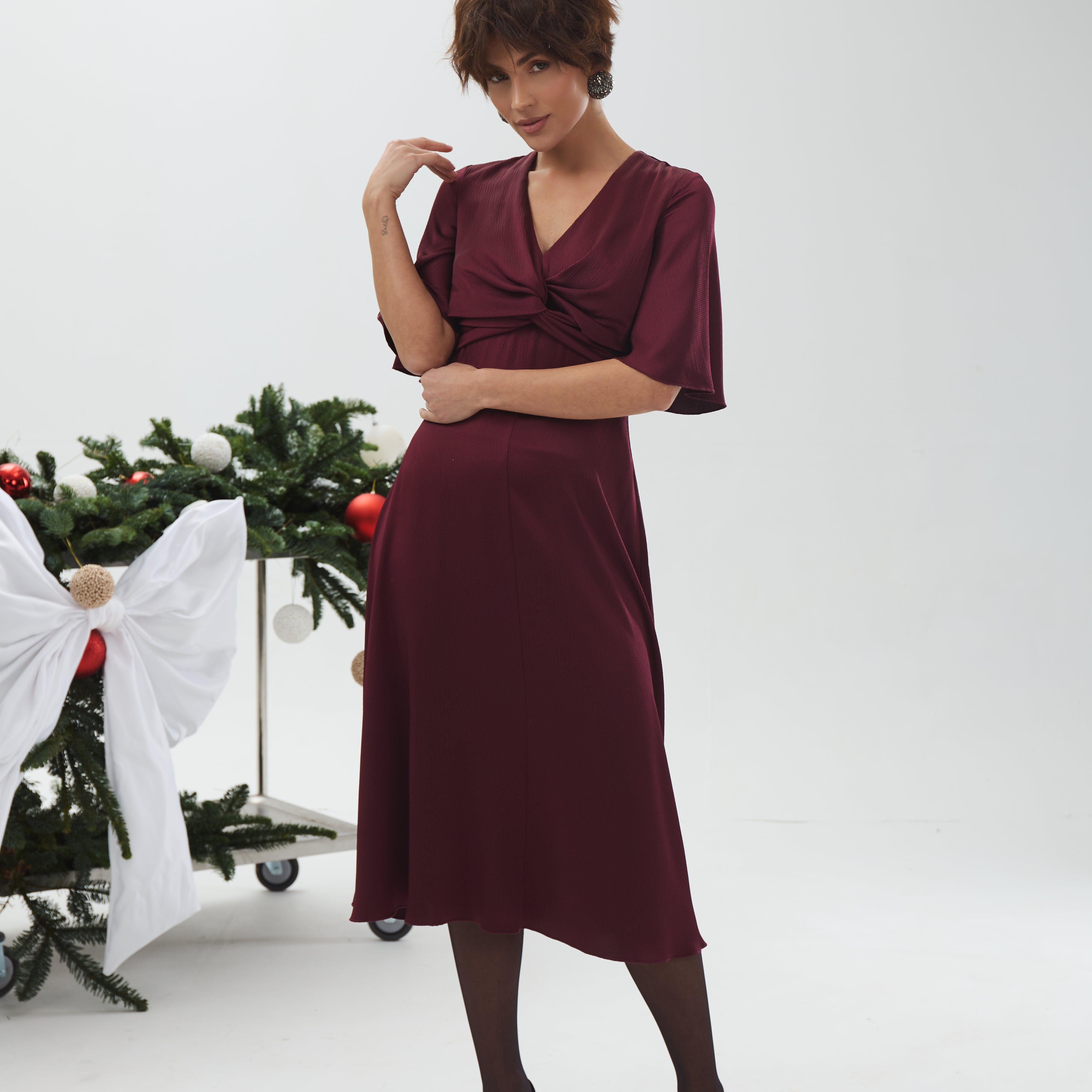 Атласна сукня міді з перекрутом на грудях