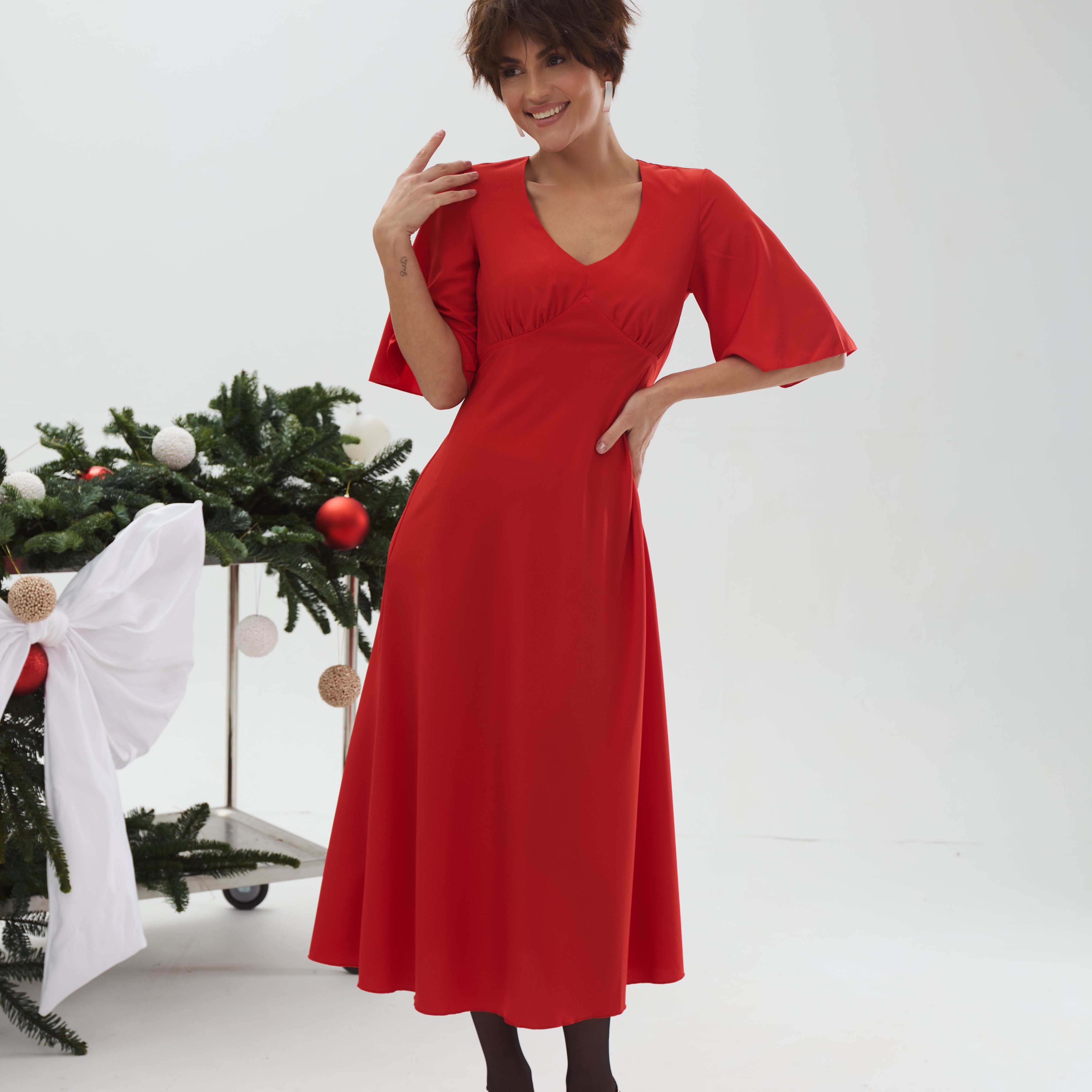 Сукня міді з рукавом-кльош та V-вирізом